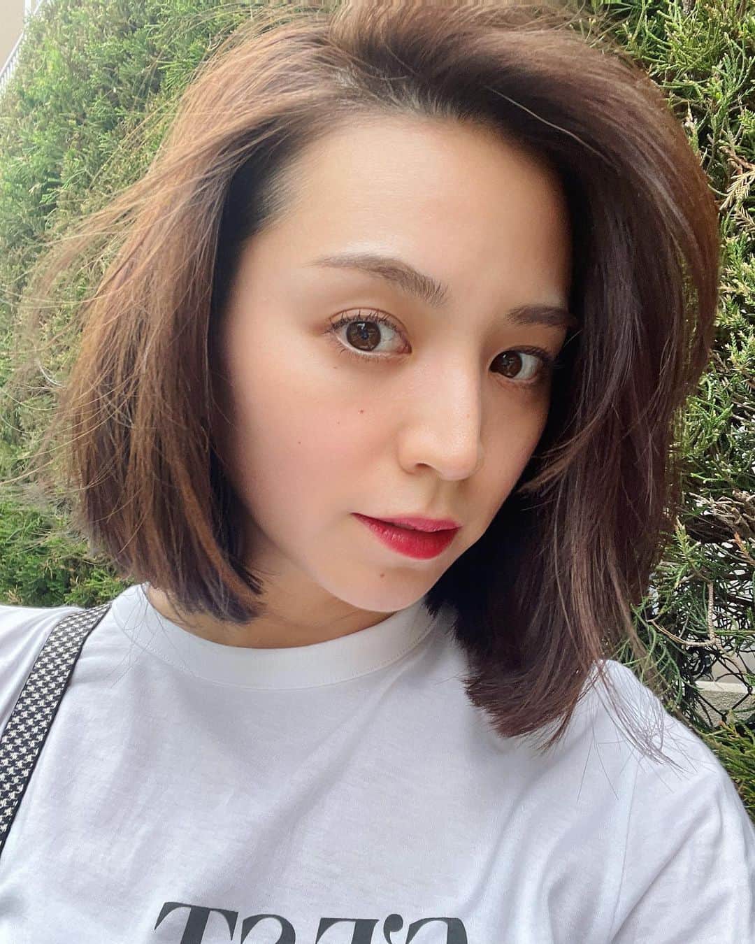 杉ありさのインスタグラム：「.  気が付いたら今ロングなので またこれくらいにばっさりいっちゃいたい気持ちになっている🌿☀️  ダークトーンでかっこいい感じが気分♩  でも久々ロングでダークトーンもありだなぁ🤔 どちらがいいかな？？🩷」