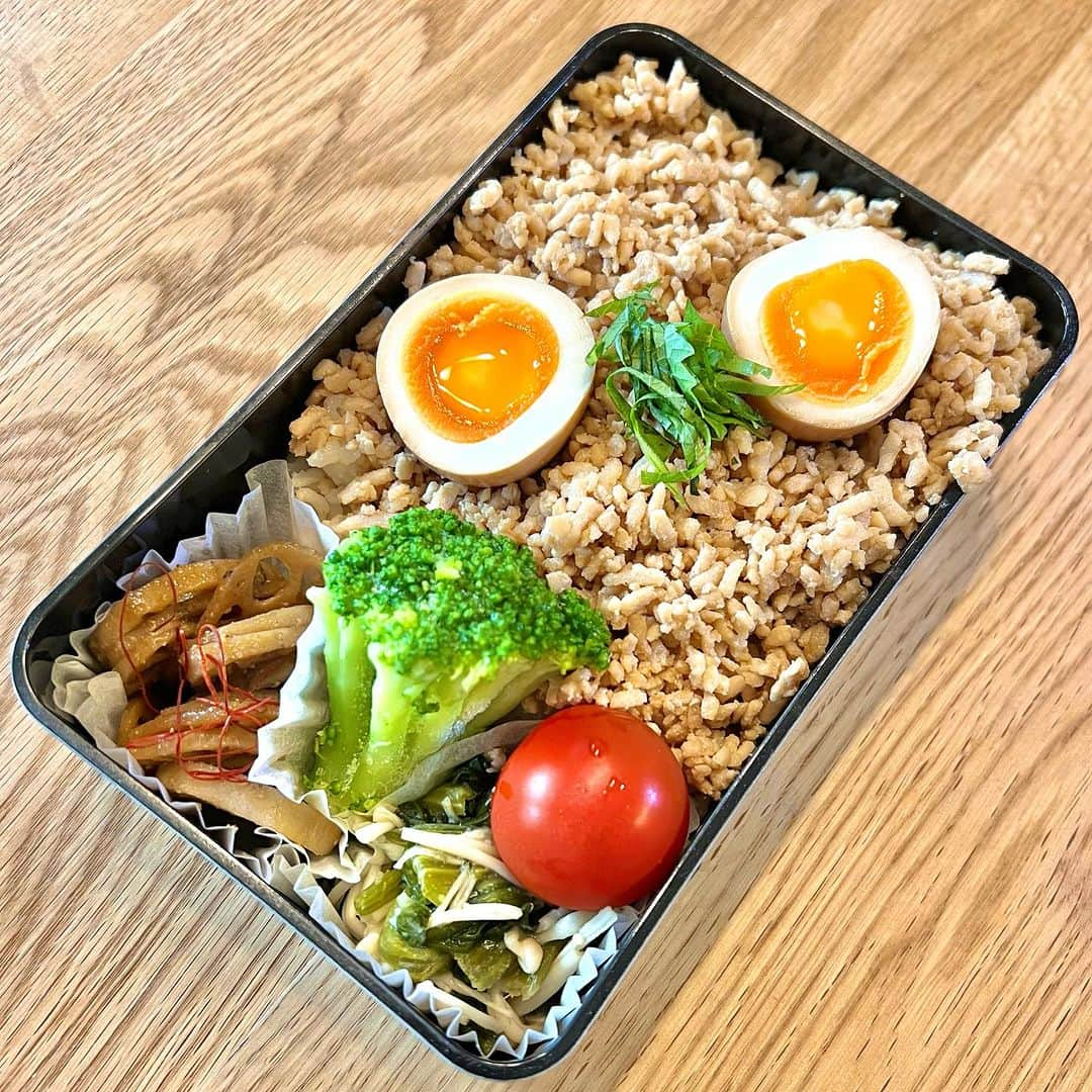 おちあやこさんのインスタグラム写真 - (おちあやこInstagram)「今日の夫弁当。  鶏そぼろ弁当です。  シンプルだなぁ。  楽天スーパーセールで今日はポイントもたくさん付くから、 すっかり弁当投稿し忘れてた。  #今日の夫弁当 #今日のお弁当 #お弁当 #弁当記録」9月5日 10時48分 - ayako_ochi_fukuoka