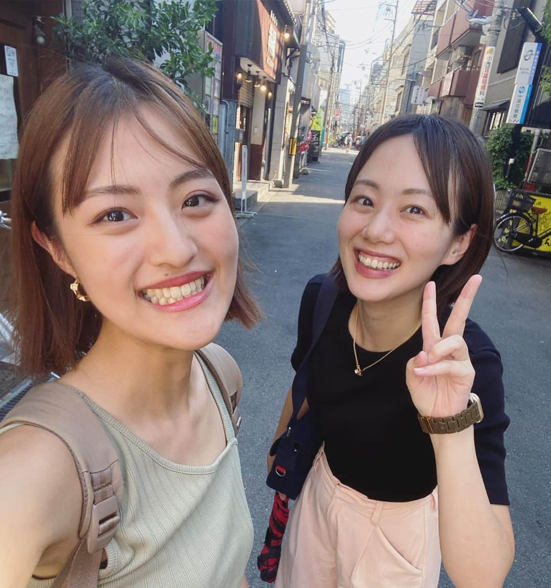 高橋真理恵さんのインスタグラム写真 - (高橋真理恵Instagram)「先日、久しぶりに試写に行きまして、 映画『ミステリと言う勿れ』を見てきました🎞️   一緒に頭フル回転してみても解けない謎と もしや？！を上回る事件に ２時間ちょっと、 たっぷり楽しませてもらいました✨   莫大な遺産をめぐって いとこ同士の相続候補者たちが登場するのですが、 キャストも豪華で美しくって、 役名もめちゃくちゃカッコイイんです‼️   柴咲コウさん演じる赤峰ゆら（あかみね　ゆら） 町田啓太さん演じる、狩集理紀之助（かりあつまり　りきのすけ） 萩原利久さん演じる波々壁新音（ははかべ　ねお） 原菜乃華さん演じる狩集汐路（かりあつまり　しおじ）   もはや名前が必殺技みたいです😍   原作ファンの間でも 人気の高いエピソードだそうです♪   狩集家以外のキャストも 豪華で、見応えがありました‼️  2枚目はいとこつながりで、 私のいとこです📷 いとこが夏休みで大阪に来ていました❤️  気が合うし年も離れているので、 こちらのいとこ同士は、 争いは全くありません🥰笑」9月5日 10時52分 - marie___takahashi