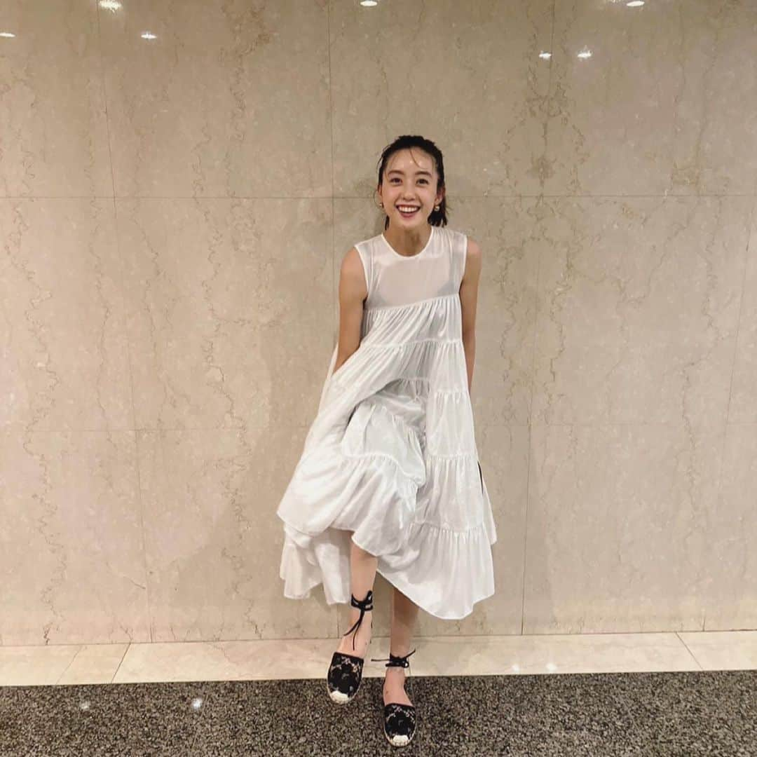 古谷有美さんのインスタグラム写真 - (古谷有美Instagram)「🍮 久しぶりの夫婦水入らずの夜に。  dress/ cecilie bahnsen  shoes/ valentino  bag/ rocio  ものすごく慌てて家を出たら 部屋着のレギンスそのままに来ちゃって ちょっとこれ捲るわ！ていう写真が2枚目です。 いよいよ2歳の息子にまで どんくしゃいねぇ、と言われる始末...。 鈍臭さに磨きがかかるここ数年、 笑い飛ばして(時々笑えない)生きていられるのも 寛容な家族のおかげでございます。  硬めのプリンがとってもおいしかった！  #鈍臭さも才能のうち #ゼリーよりプリン派」9月5日 11時00分 - yuumifuruya