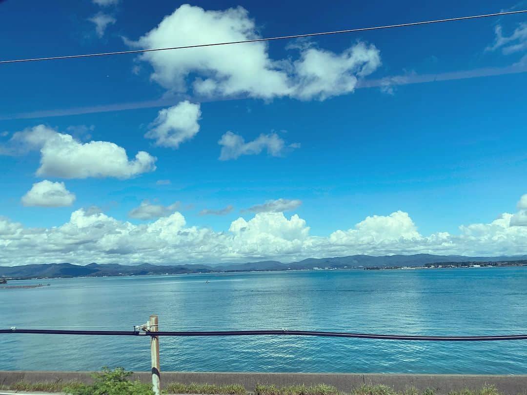 田添菜穂子のインスタグラム：「東海道新幹線で浜名湖通過。  これから京都です。  夏の終わりの夏の雲。  #浜名湖 #新幹線の車窓から」