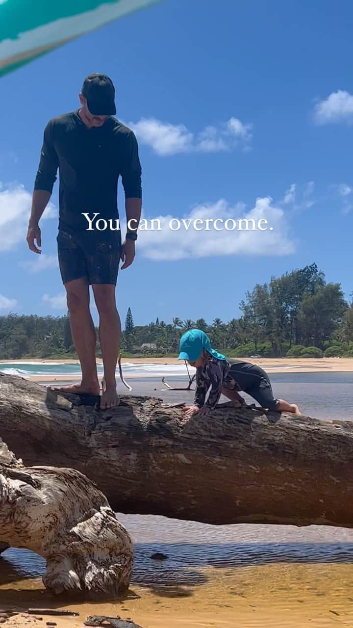 Bethany Hamiltonのインスタグラム：「Life’s hard. Someone has hurt you. Or you’ve made mistakes. Or the chaos and the unimaginable has struck. How can we stay resilient? How can we endure? How can we keep on holding on?   For me the most solid thing in my life is God. Trusting that his promises remain. That all the pain and hardship I may face in this life will one day melt away. And in the meantime I can trust that by his mercy, strength and by his grace I can overcome, push on and keep my head up.   Who shall separate us from the love of Christ? Shall tribulation, or distress, or persecution, or famine, or nakedness, or danger, or sword? As it is written… No, in all these things we are more than conquerors through him who loved us…nothing will be able to separate us from the love of God in Christ Jesus our Lord. - From Romans 8   I believe this is for you too.   Remember that every face you see on here has a story. A challenge. Some major pain points in their life. We all need love, grace and a helping hand at times. 🙏🏽」