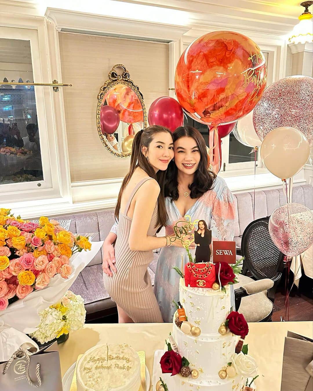 ウンセン・ウィリティパー・パックディープラソンのインスタグラム：「Happy birthday my beloved sister ขอให้ทุกอย่าง ราบรื่น @sewathailand ประสบความสำเร็จ ตามเป้าหมาย ที่ตั้งใจ ครอบครัวมีความสุขแบบนี้ตลอดไปนะจ้ะ glow old together love you pookie ♥️♥️♥️」