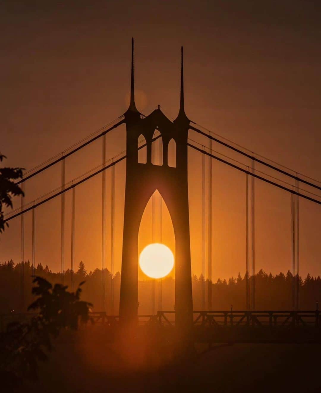 Portlandさんのインスタグラム写真 - (PortlandInstagram)「Sun setting through the St. John’s bridge.   Portland is beautiful.  📸 @i_am_that_roman」9月5日 11時18分 - portland