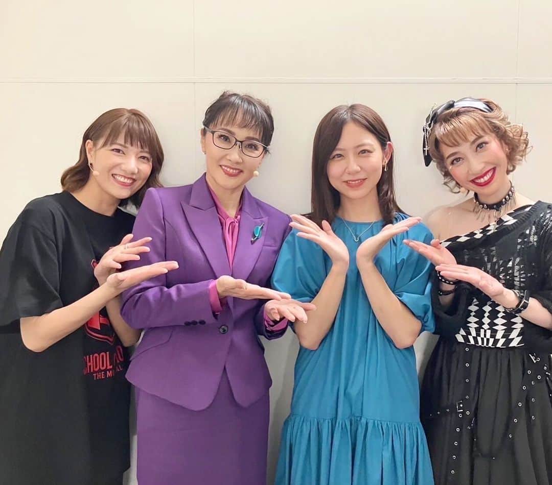 小山内鈴奈さんのインスタグラム写真 - (小山内鈴奈Instagram)「先日、ミュージカル「スクールオブロック」の アフタートークショー司会をさせていただきました！  ロザリー校長役・濱田めぐみさん、 パティ役・はいだしょうこさん、宮澤佐江さんと🤘 （親指立っている…）  ダブルキャストで私はどちらも拝見したのですが 同じストーリーのはずなのにガラリと違っていて、見応え抜群でした😳 ロックを身体中に感じました🤘  東京公演は9月18日までだそうです！  #スクールオブロック」9月5日 11時20分 - reina_osanai