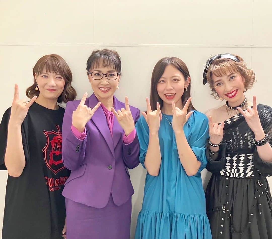 小山内鈴奈さんのインスタグラム写真 - (小山内鈴奈Instagram)「先日、ミュージカル「スクールオブロック」の アフタートークショー司会をさせていただきました！  ロザリー校長役・濱田めぐみさん、 パティ役・はいだしょうこさん、宮澤佐江さんと🤘 （親指立っている…）  ダブルキャストで私はどちらも拝見したのですが 同じストーリーのはずなのにガラリと違っていて、見応え抜群でした😳 ロックを身体中に感じました🤘  東京公演は9月18日までだそうです！  #スクールオブロック」9月5日 11時20分 - reina_osanai