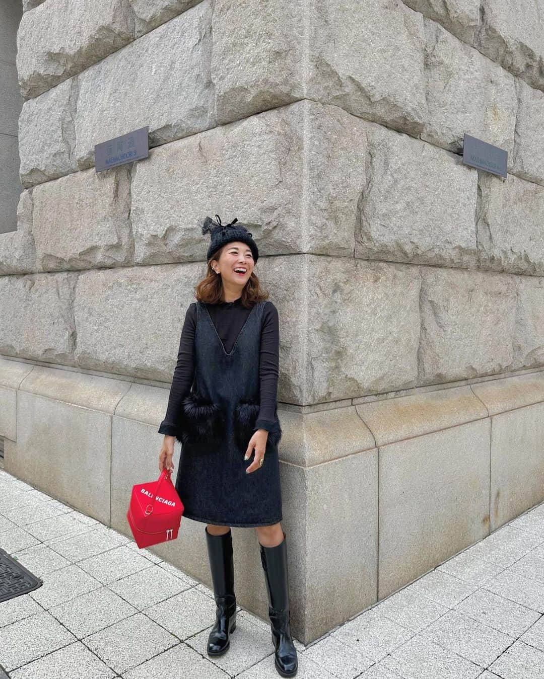 Mai Wakimizuのインスタグラム：「今年のデニムジャンパースカートはポケットにエコファー♡取り外し出来るのでお洗濯も◎ファーのボリュームを楽しんで欲しいので丈感は少し短めに♡タイツとブーツの季節は短め丈が履きたくなる＼(^o^)／そして色んなスタイリングに合わせてるシアーカットソーもようやく発売！これは2色持ちがお勧め♡なんでもかんでもこれをレイヤードしちゃってます♡可愛過ぎるニット帽はお馴染みモディストさんとのコラボアイテム。またご紹介させて下さい♡ jumperskirt&tops:#linkable @linkable_official(今週7日発売) beanie:#linkable @linkable_official(来月発売予定)」