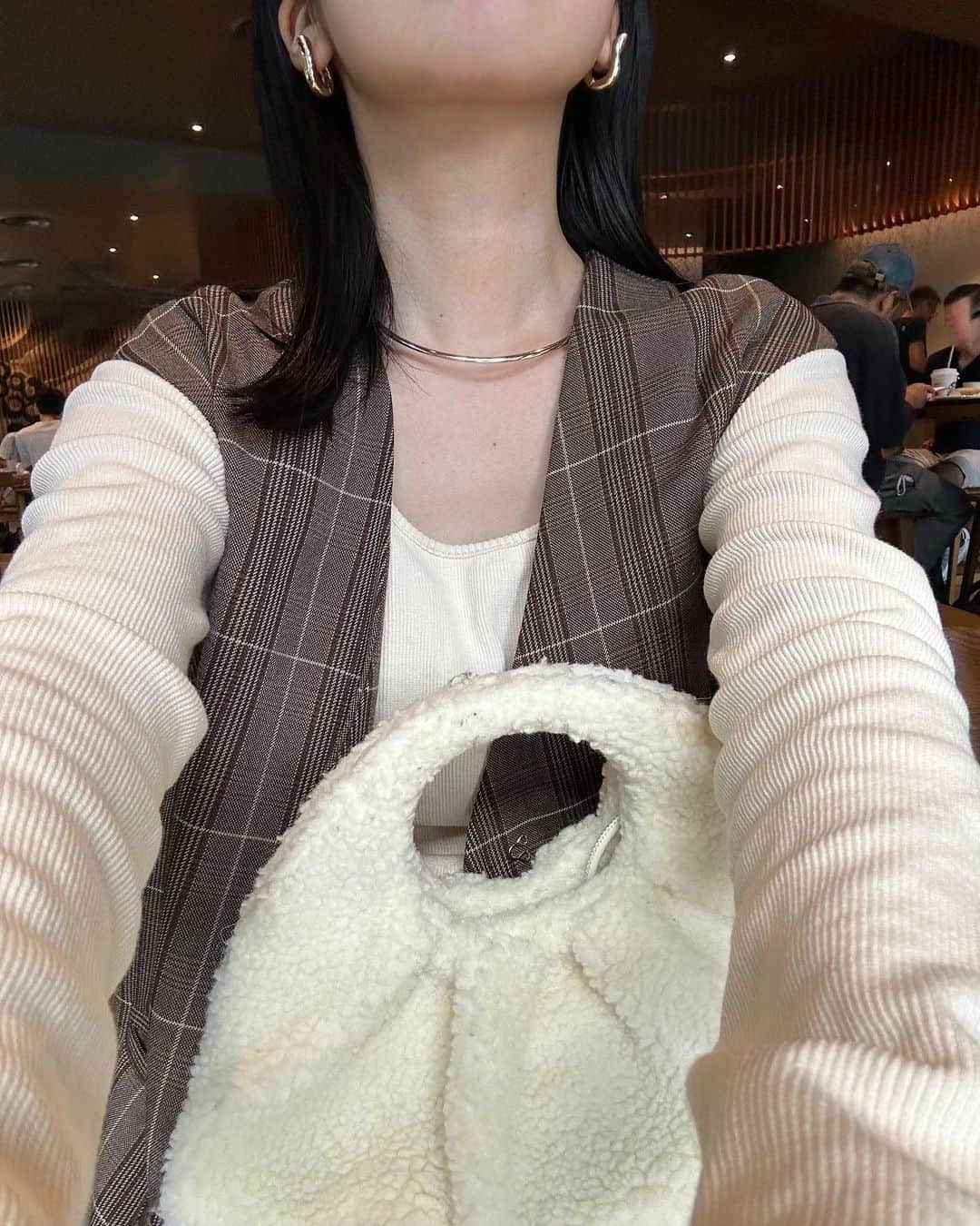 kannnaのインスタグラム：「本日のコーデ！ さっき撮ったのをすぐにアップしてみる👌🏻 チェックベストカワイスギやでぇ〜 まだ販売先やがチラッとね♡ このワンピース合わせ好き！  ワンピースとボアは11:59までの プレオーダーのアイテム！！！」