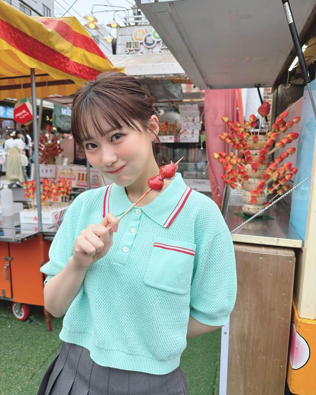 田中美久のインスタグラム：「新大久保で食べまくりました☆  今日発売のspaさんで行かせて頂きました。久しぶりに行きたかったのですごい嬉しかったです〜😊食べたいの沢山食べました♡  #新大久保 #いちご飴　美味しすぎました🍓 #チーズハットク　最高、、🧀 #ポテトのぐるぐるでかすぎ！」