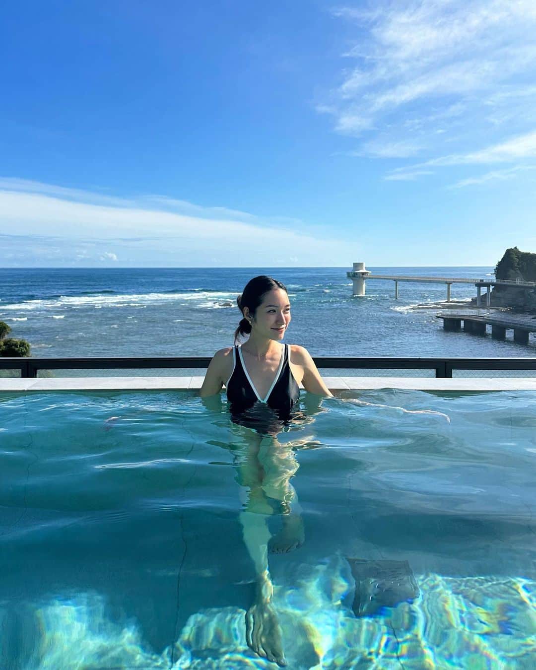 のインスタグラム：「自然の中に溶け込むような景色を眺めながら温泉とサウナが味わえる最高の空間へ✨  予約せずに行ったけど混み合ってなくて リラックスできたよ🌿  パエリア美味しかった〜♩  @eden_katsuura  #edenkatsuura」
