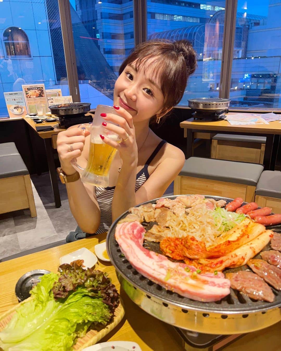 並川花連のインスタグラム：「📍　@yakuyaku_shinjyuku   定期的に食べたくなる 韓国料理🇰🇷🍺❤️‍🔥  新宿にある YAKU YAKU 食堂　へ🇰🇷🥩🥬🍺🥢  店員さんが焼いてくれて 優しくて楽しくて コスパも◎ お酒も美味しくて種類豊富で たのしかったぁ〜😍❤️‍🔥  #YAKUYAKU 食堂 #PR」