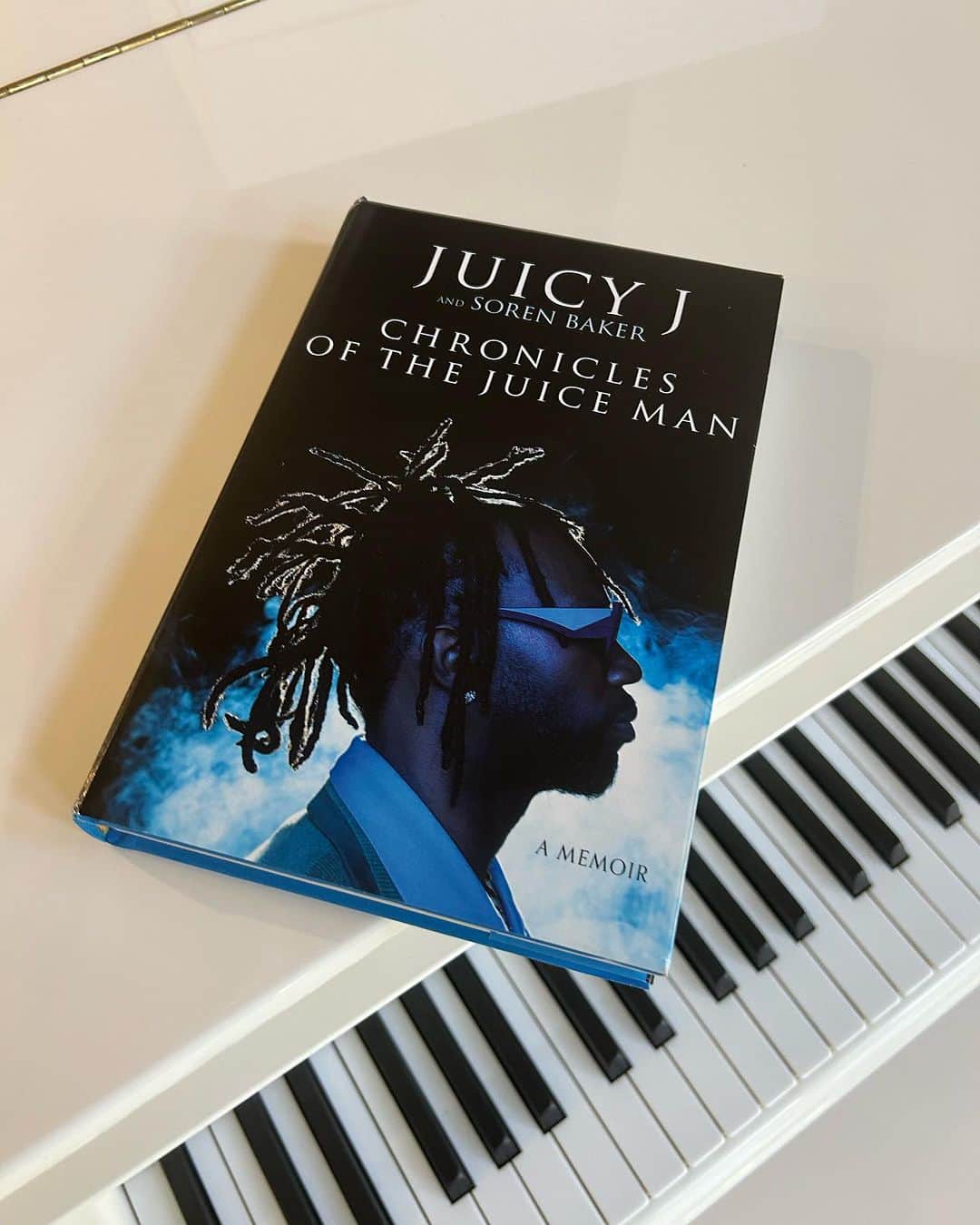 ロジックのインスタグラム：「so hype for everyone to finally get their hands on @juicyj’s new book Chronicles of the Juice Man!! Inspirational story, go grab a copy!」
