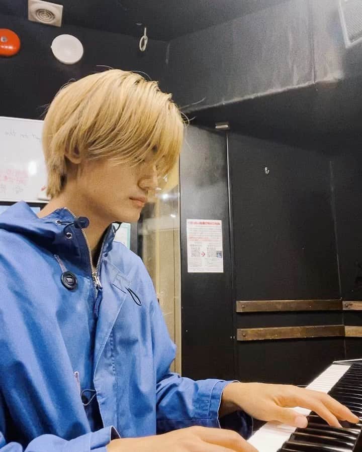 Fuのインスタグラム：「Let's get on the beat💿🎵　#WATWING #Where」
