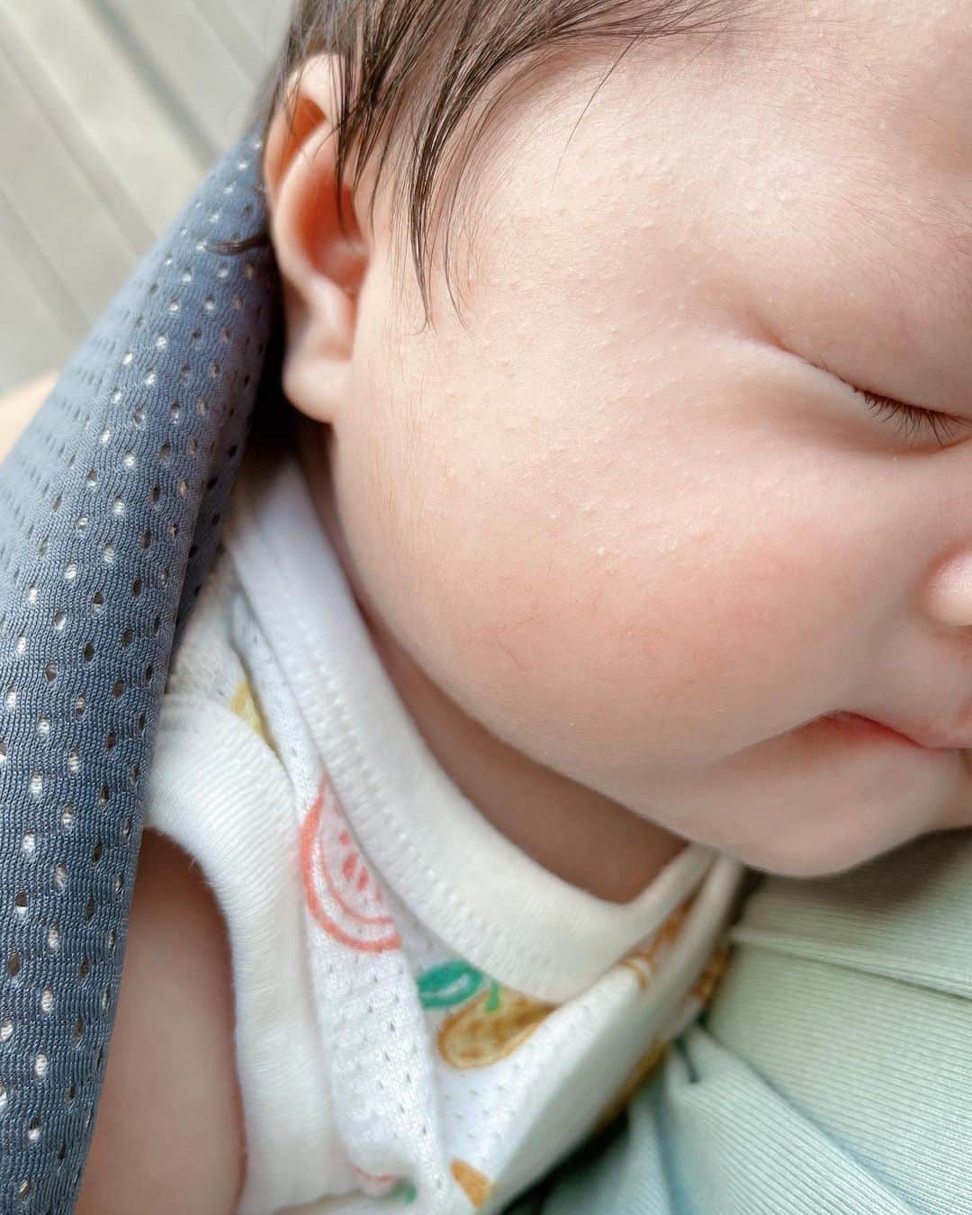 のインスタグラム：「生後1ヶ月。 手足の動きがぐんと力強くなってきました。 起きている時間が長くなってきたので、konnyで抱っこすることも増えてきました。 まだ体勢が安定しにくいので、なかなか家事が進みません😇😅 でも、息子がミルクをあげてくれたり、ガラガラであやしてくれたりするので助かってます♡  乳児湿疹が少し出ているので、スキンケアもしっかりしなきゃ！ 我が家のおまんじゅうちゃん（息子がいつもおまんじゅうみたいなほっぺだねと言うので命名）。 ぷにぷにほっぺを守ってあげたいな♡  #生後1ヶ月 #赤ちゃん  #konny  #乳児湿疹」