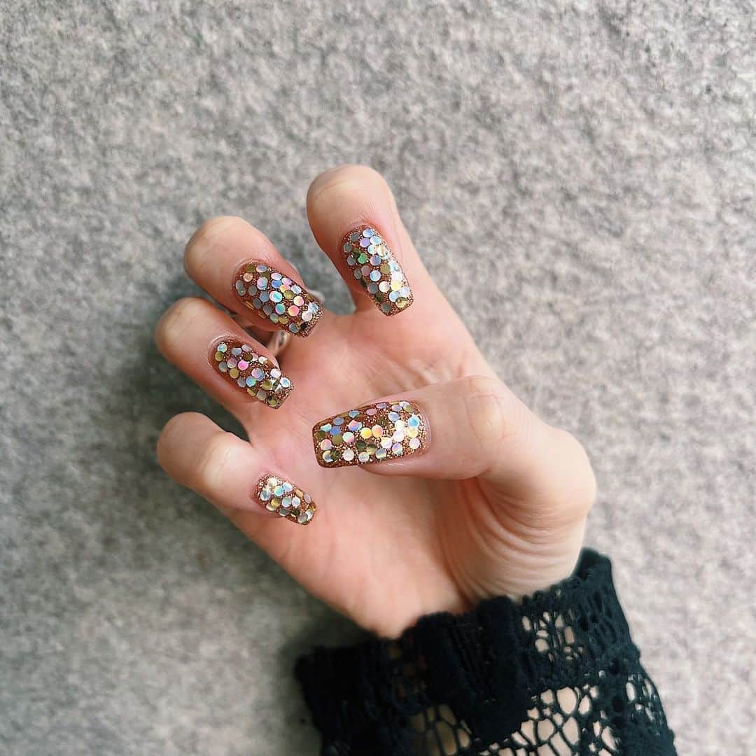 Hitoのインスタグラム：「. お気に入りすぎるネイル✨🍫 いつも褒められるのは、 @affinita_nail_mie さんのおかげです☺️ 次のネイルどうしようかな...🌨️」