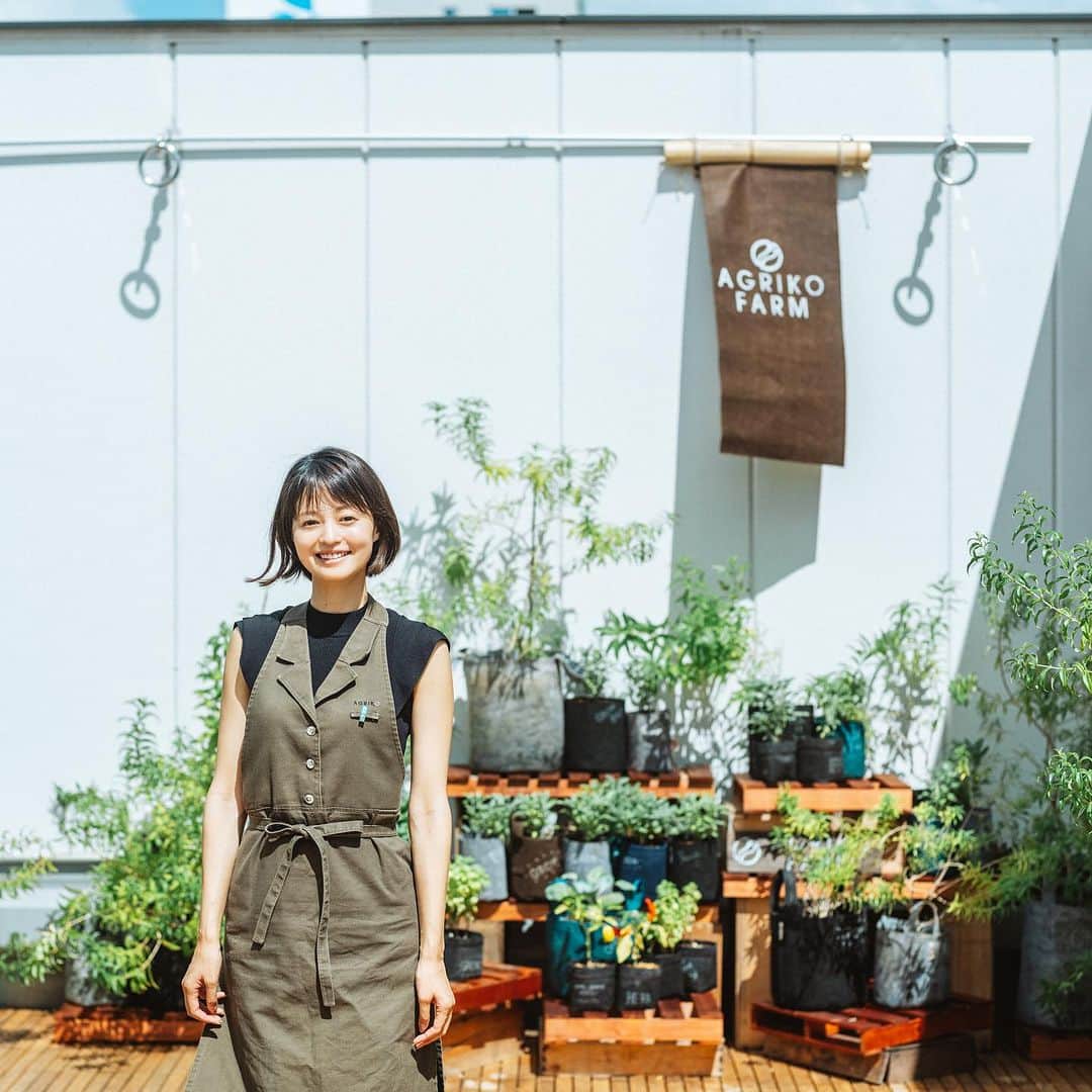 小林涼子のインスタグラム：「. 本日AGRIKO FARM 2拠点目となる 「AGRIKO FARM 白金」が開園しました🌱✨  昨年の開園から OGAWA COFFEE LABORATORY様の多大なるご協力を得て 運営を続け約1年半。 活動を知ってくださったgiccaさまとご縁があり、 2拠点目を開園することができました。  計画から開園まで 何度も試行錯誤、奮闘している中で ご協力いただきました全ての方々 そして、今日内覧会&試食会に足を運んでくださった皆さまに 改めて御礼申し上げます🙇‍♀️🙇‍♀️  Special Thanks  @taka_ikuyo  @hosodaaya  @irokawa1008  @gicca_ikedayama  @aquaponics_aquponi  📷 @drawing.and.manual  @kyotaro_photo  @yumi.kurotani  TOKYO MX「no LEGACY」さんより お祝いのレモンの木もいただきました🙏🏻🍋感謝です🥰💓 また放送日お知らせします♡」