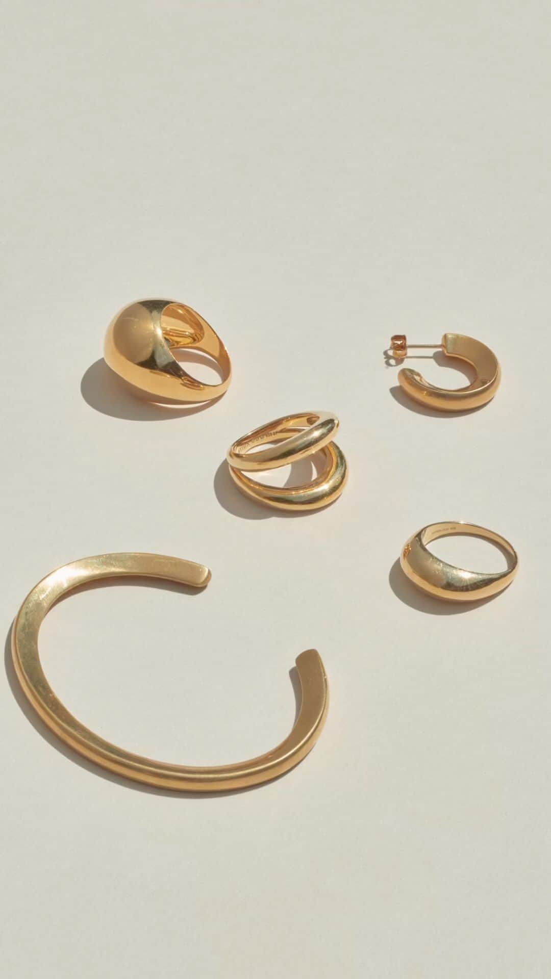 のインスタグラム：「⁡ ISSUE：秋の装いに映えるモダンなジュエリー。 Special issue on “Volume Jewelry” ⁡ 秋色の装い、ニットやジャケット…スタイリングも変化するこの季節。  そんな時に纏いたくなるのが、輝かしい地金のボリュームジュエリー。 ⁡  今回のissueでは、身に着けるだけで存在感を放つジュエリーを、バリエーション豊富にご紹介させていただきます。 スタイリングの参考にしていただけますように。 ⁡ ⁡ -oud must have- “bone” ring 13,200yen - 19,800yen (with tax) “bone” pierced earring 8,800yen (with tax) “bone” bracelet 14,300yen (with tax) @artidaoud」