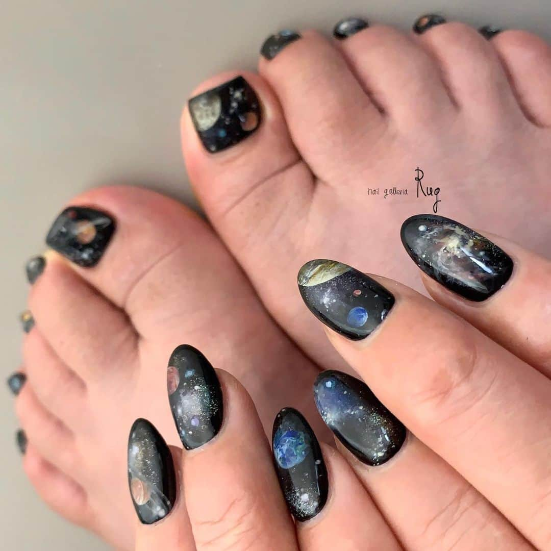 aoki_nailさんのインスタグラム写真 - (aoki_nailInstagram)「・ 夜空かつ宇宙のイメージ🚀  ベースにマグネットを 仕込んでるから 黒でも強すぎなくて◎🙆  ・  nailgalleria  Rug〈ラグ〉 大阪市北区中崎西2-6-3   #絵画ネイル #アートネイル#手描きアート#手描きデザイン#手描きネイル#アートネイル大阪#ネイルサロン大阪　#宇宙ネイル  #paintart#nailistagram#夜空ネイル#instanail#nails#秋ネイル#イラストネイル#秋コーデ #アンティークネイル」9月5日 22時41分 - aoki_nail