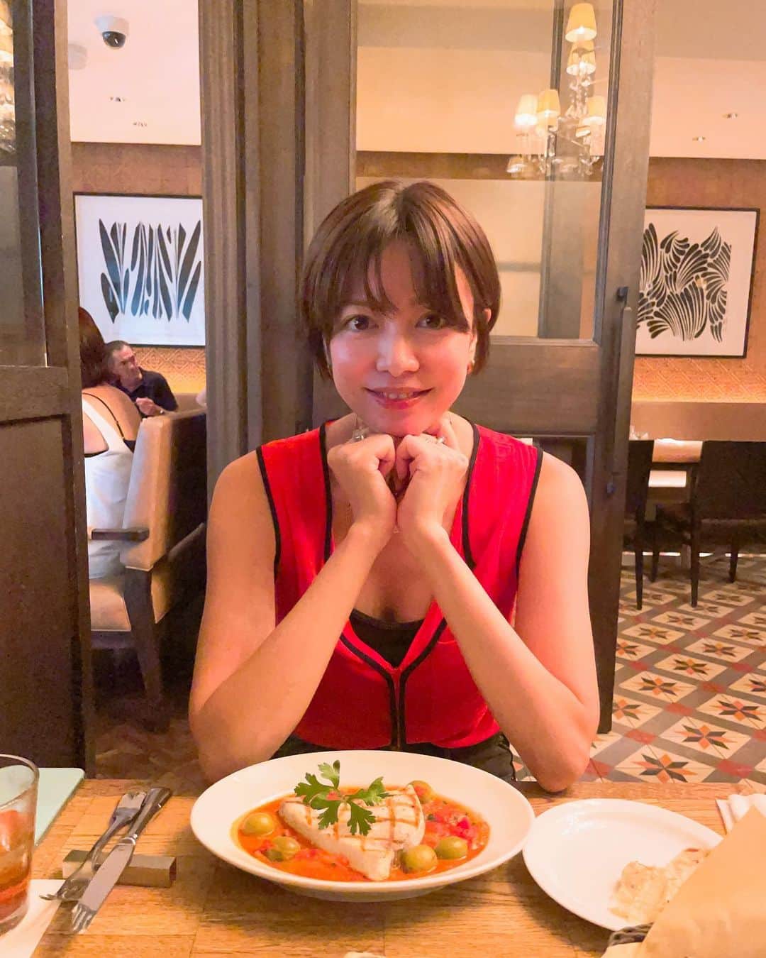 板橋よしえのインスタグラム：「. @saki313apo ちゃんと🍽  @cider_inc &さきちゃん夫妻のお家にちょこちょこ遊びに行かせてもらっている。 居心地が良いお家で、いろんなひとがあべ家に集まってくる。初めましての方ともすぐ仲良くなれちゃうのは、あべ夫妻とあべ家の纏う空気感ならではだなあ。  さきちゃんを思い出すといつも満面の笑顔が浮かぶ😌💭 気遣い屋さんで、自分より相手のことを考えちゃう優しいひと！  本当に！あべちゃんは素敵な女の子と結婚したなあ～😌✨  さきちゃん！あべちゃん！またね！」