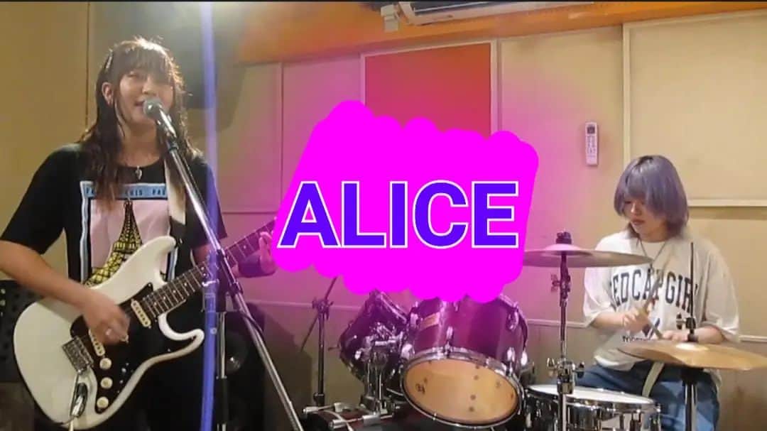 のインスタグラム：「💜YouTube動画紹介💜  「ALICE」森木玲奈＋カヤノ, Rena Moriki＋Kayano,ドラム & ギター, オリジナル曲, Drums & Guitar, original song  森木玲奈(もりきれな)で検索するとYouTubeチャンネルが出てきます。ぜひ聴いてください！ 随分昔に作った森木玲奈オリジナル曲「ALICE」をはじめてバンドVerでお届け！作詞作曲、ギター、ボーカルは私でドラムとドラムアレンジは友達のカヤノがしてくれました！カヤノのドラム超大好き💘2人の演奏ポイントはとにかく研ぎ澄ますこと！！シャープなパフォーマンスをお楽しみください！！！  💜My YouTube Video💜  If you search "Rena Moriki", you can find my YouTube channel! Let's check it out!! This song is one of my original song, when I wrote a long time ago! Title is "ALICE" and first time to share band version performance! Song write(lylics & music), guitar, vocal is me, and drums & drums arrangement is Kayano(My friend)! I'm really into her drums sooo much!💘 I wish you enloy to listen this hot performance!!!  「ALICE」  作詞•作曲 : 森木玲奈  lyrics•music : Rena Moriki ボーカル•ギター : 森木玲奈 vocal•guitar : Rena Moriki ドラム•ドラムアレンジ : カヤノ drums•drums arrangement : Kayano  #guitar #drums #originalsong」
