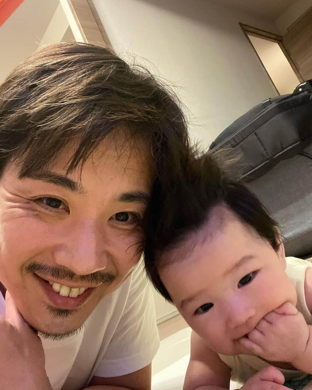 藤原一裕のインスタグラム：「クリームパン食べてんの？  #次女」