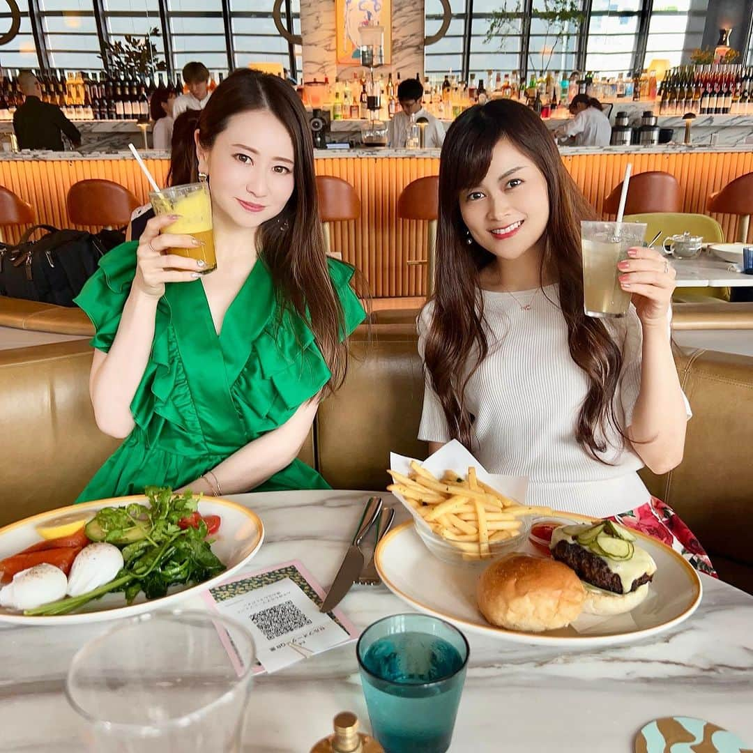 野本愛のインスタグラム：「昨日は @emiko_emimibeautysalon さんと @billsjapan でランチ🩷  本当に出会えて良かったと思えるえみこさん🥰✨  好きなものが似てるから話題が尽きないし、 心が綺麗🤭💕✨  私は、人生の贅沢は素敵な出会いだと思ってるよ💓  人は自分の鏡だから 自分の心を磨けば 自然と素敵な人との出会いも増える✨✨  あと、えみこさんの話を聞いて どんな経験も自分にとって必要で 試練もポジティブに向き合えば 自分の魅力に変わると確信したよ💎✨  そして1日1日を大切に 向上していきたいですねー🩷  えみこさんも加藤シゲアキくん 応援してるから舞台とかライブ 一緒に観にいきたい🥰🥰  ビルズの和牛バーガー美味しかったー🥰🥰🥰  またいきたいなー💕💕  #bills銀座 #ビルズ銀座 #銀座ランチ #銀座グルメ #女子会ランチ #和牛ハンバーガー #ハンバーガーランチ #加藤シゲアキのある生活 #加藤シゲアキ #女性経営者 #起業女子 #人は鏡 #ポジティブ思考 #魅力 #ginza #ginzatokyo」