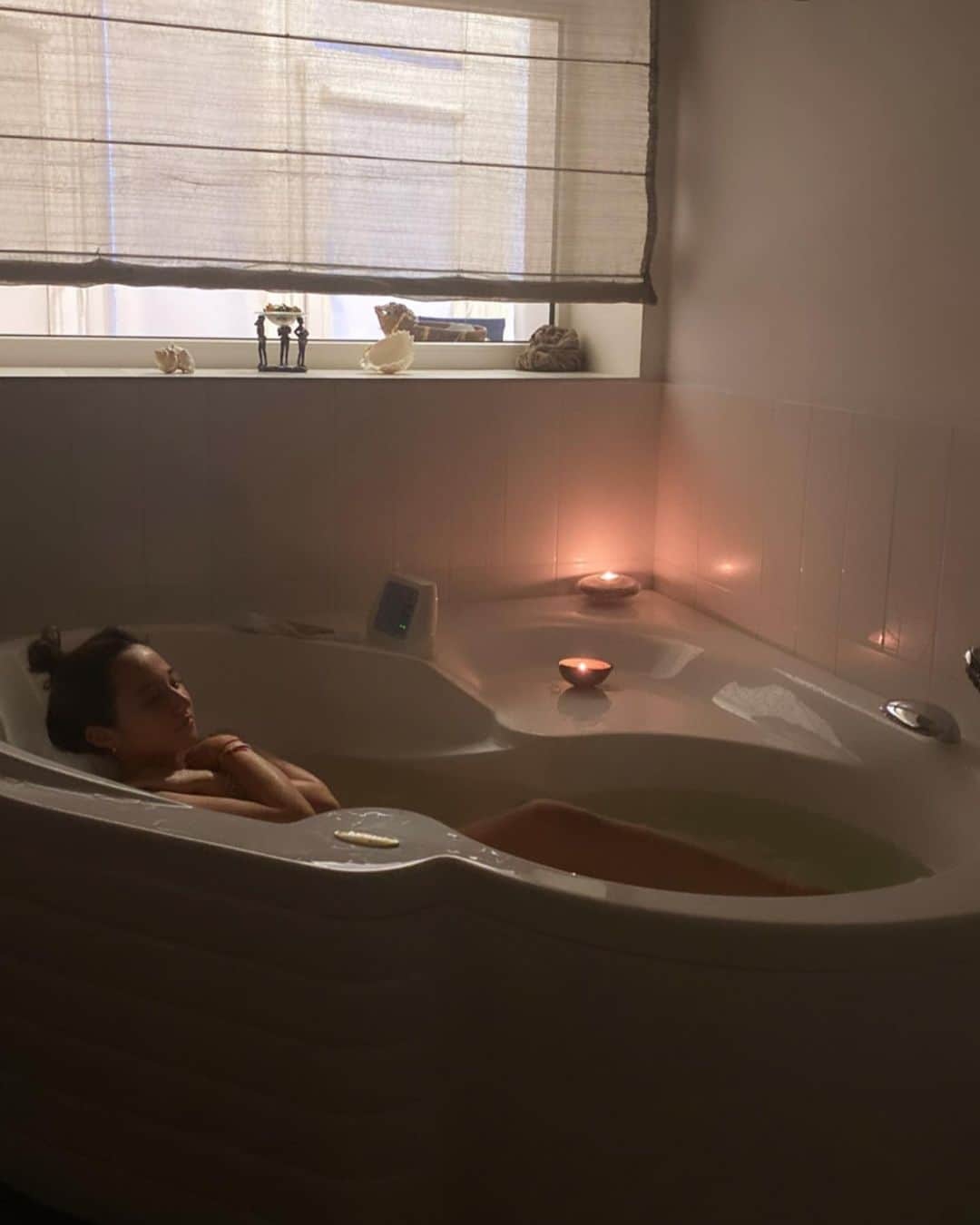 正本レイラのインスタグラム：「🛁🕯♡🏠」