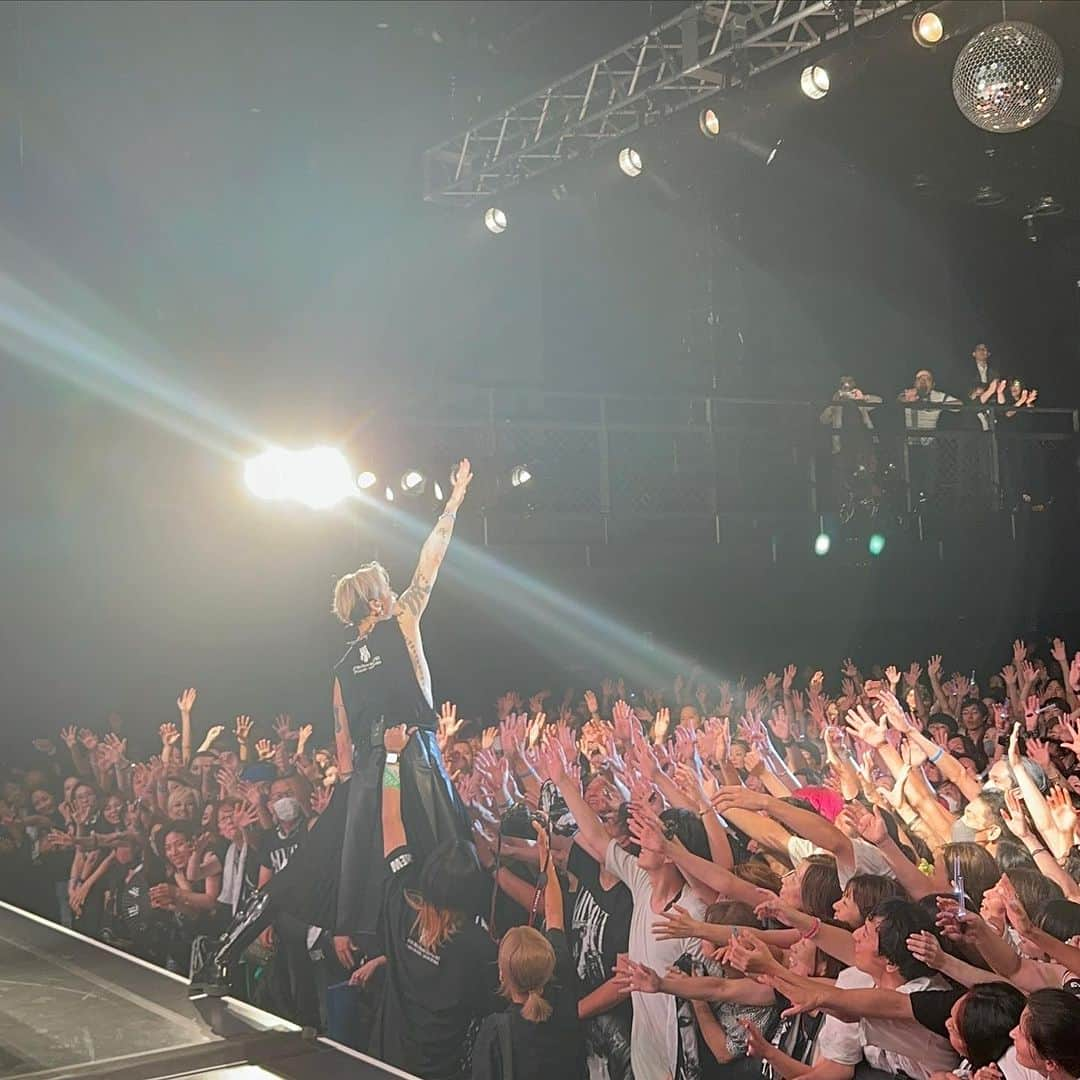 MIYAVI（石原貴雅）のインスタグラム：「. MIYAVI 20th&Beyond 9/1(金) GORILLA HALL OSAKA ご来場頂いたみなさま たくさん盛り上がって頂きありがとうございました🦍✨  関西ならではのノリとテンションでの MIYAVIとの掛け合いが最高でした🤝🏻🐙  NEXT⇒TOKYO🗼  #MIYAVI #osaka  #gorillahallosaka  #ゴリラホール #ゴリラ #20thandbeyond  @miyavi_ishihara」