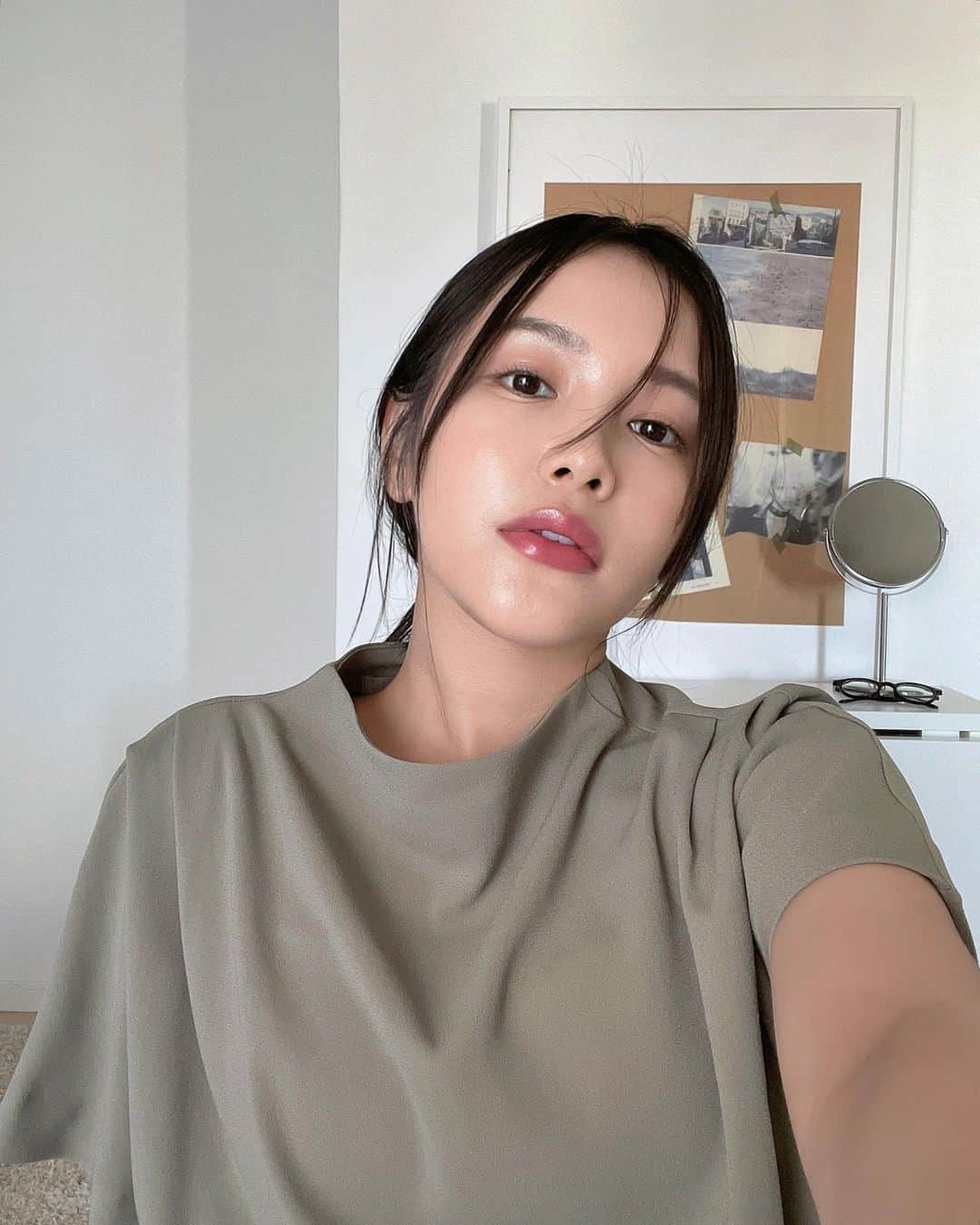 のインスタグラム：「오랜만의 내 얼굴〜 体調崩してて約1ヶ月位Instagram投稿出来てなかったㅠㅠ  元気出すために久しぶりにメイクした！！  アイシャドウ @romandyou  チーク　@3ce_official  リップ　@opera_cosmetics  #韓国#韓国コスメ#メイク動画#メイク#新作コスメ#秋メイク」