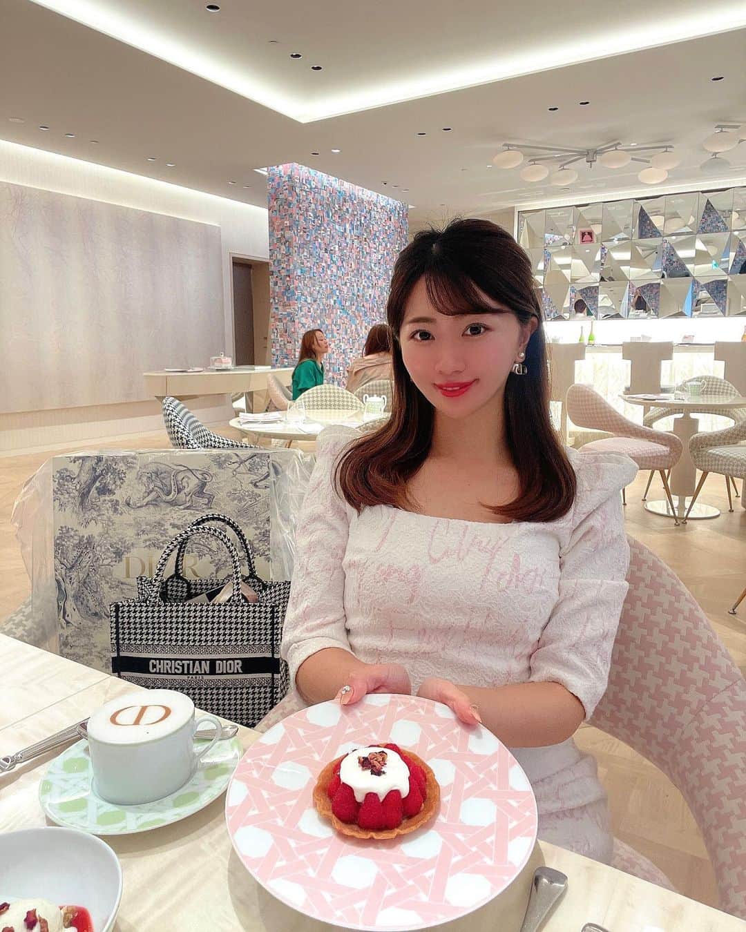 のインスタグラム：「お疲れ様です😘  @alba_golfnews 見たよ❤️って コメントにDMありがとう ございますっ🥺✨ 嬉しかったぁ😘  今回インスタ女子がたくさん 載ってて見応えありまくりでしたよね😘  私もカフェであいてる時間に ゴルフ特集をじっくり見てしまう👀❤️ ショットの狙い方特集が参考になったぁ☺️  ＃アルバ ＃ALBA ＃アルバインスタ女子」