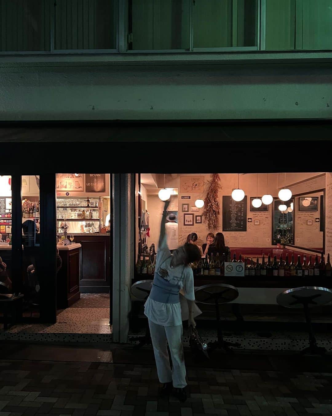 伊原葵さんのインスタグラム写真 - (伊原葵Instagram)「ちさきさんと🍷✨  久しぶりにゆっくりごはん  ずっと行きたかったル・キャバレ♥️  どれも美味しかった〜！！  ワインも色々飲めて最高でした🕊️  誕生日おめでとうと写真おめでとうで素敵なお花くれたちさきさん🌼  可愛いジェルもしてもらってアゲー⤴︎  またネイルは改めて投稿するね💅  ちさきさん、いつもありがとうー♡らぶ  #aoinofood #代々木上原ディナー #代々木八幡ディナー #代々木八幡グルメ」9月5日 21時24分 - aoi186
