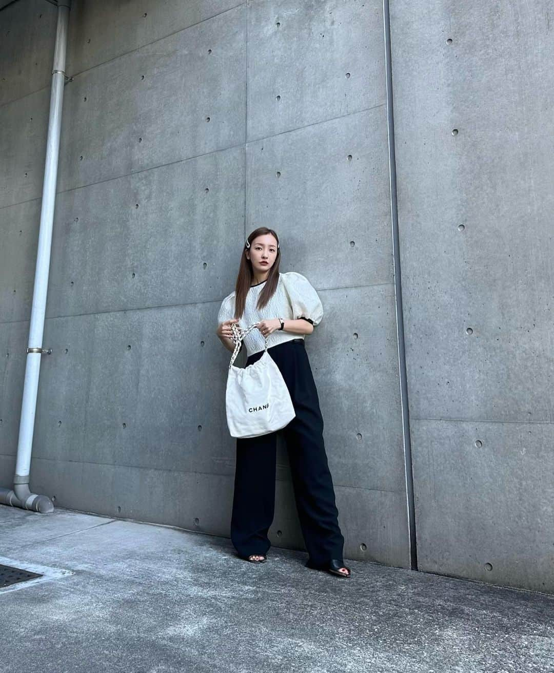 板野友美さんのインスタグラム写真 - (板野友美Instagram)「Outfit Of The Day🌒 #tops @rosyluce  #bottom @amerivintage  #sandalias  @maisonmargiela  #bag @chanelofficial  #Fashion #ootd #154cm」9月5日 21時18分 - tomo.i_0703