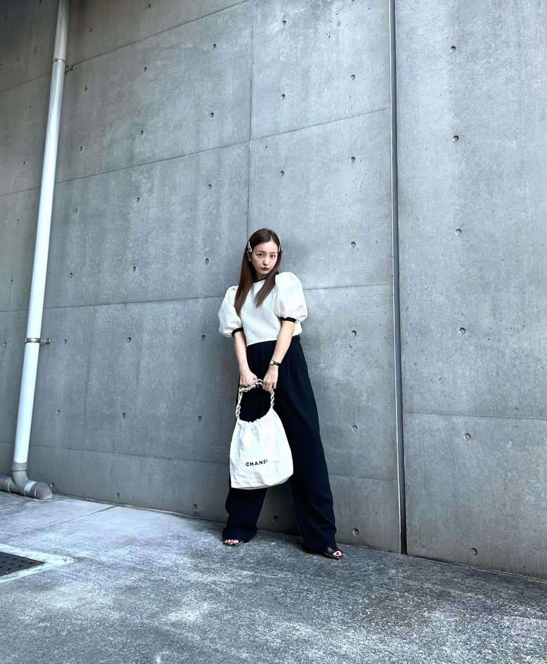 板野友美さんのインスタグラム写真 - (板野友美Instagram)「Outfit Of The Day🌒 #tops @rosyluce  #bottom @amerivintage  #sandalias  @maisonmargiela  #bag @chanelofficial  #Fashion #ootd #154cm」9月5日 21時18分 - tomo.i_0703