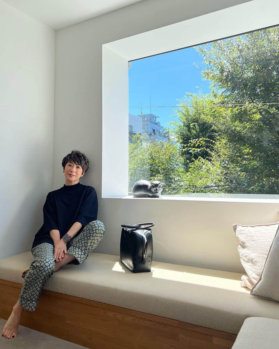 黒田知永子さんのインスタグラム写真 - (黒田知永子Instagram)「. また着てる！と思われてるかな〜 このパンツ💚🤭 今日はちょっと大きめなハイネックのTシャツで。（men'sのSｻｲｽﾞ） 男の子のアイテム、好きな感じの物がけっこうあります🫶  📣📣📣 9/5 @stand_fm 更新しました！ @stand_fm のアプリからかプロフィール欄のリンクツリーから聞くことができます。 お時間のある時にぜひ聞いてくださいね☺  #standfm  #黒田知永子のchikoplusチャンネル  #ラジオでおしゃべり  #お気に入りパンツ #黒田知永子 #chiekokuroda」9月5日 21時19分 - kuroda_chieko