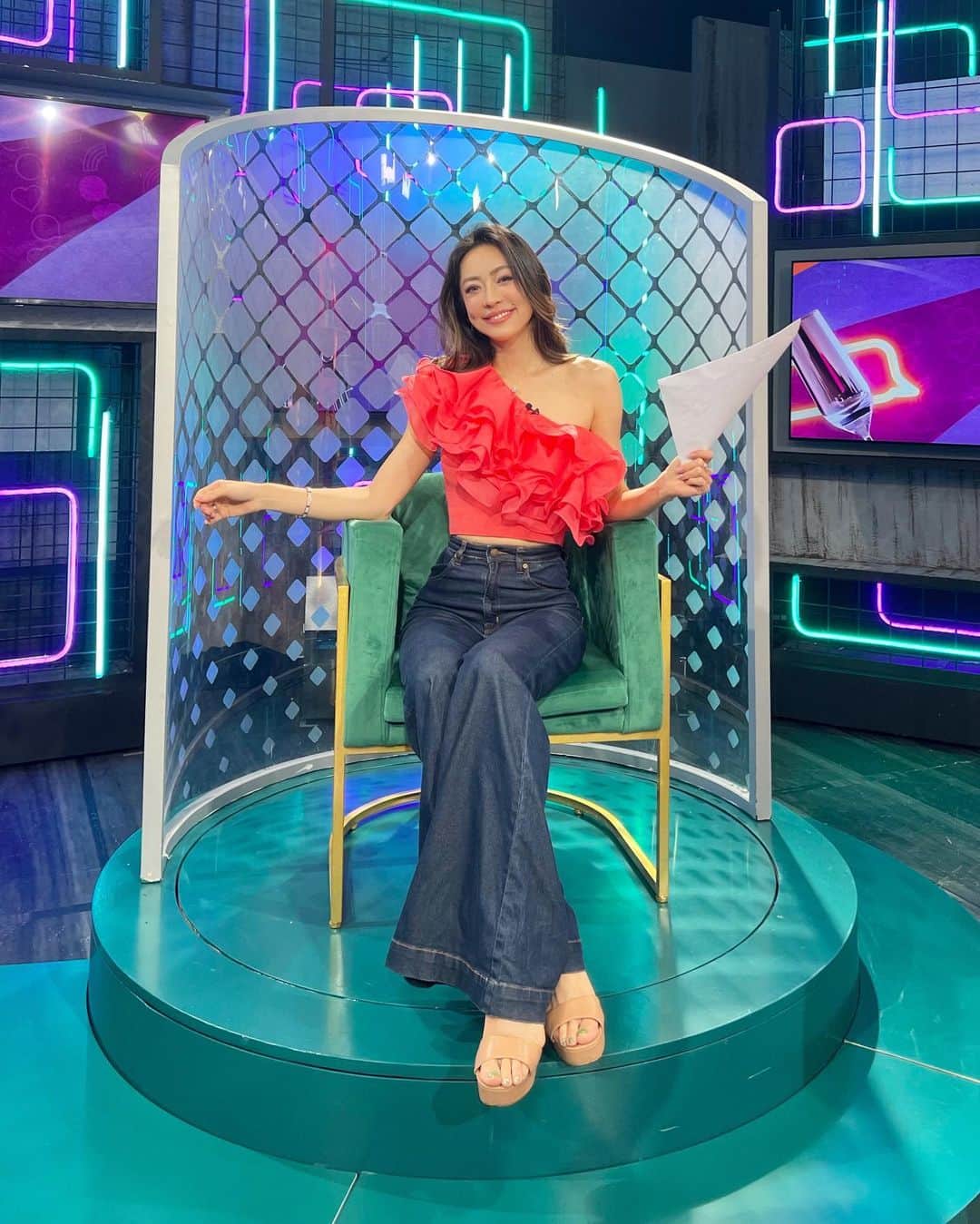のインスタグラム：「On Air Tonite 11:30pm ❤️  【戀講嘢💕】 @viutv  Thank you for Having me☺️ Was fun fun talk with you guys 🌈 @deniskwok193 @wayii @helentam_donggu  I try my best to speak Cantonese 🥹🙏💪 I could not say what I wanted to say freely. So I will practice Cantonese harder from now on. Aww I’m shy 🥹💕  我無法暢所欲言🥲 所以我以後會更加努力地練習廣東話💪」