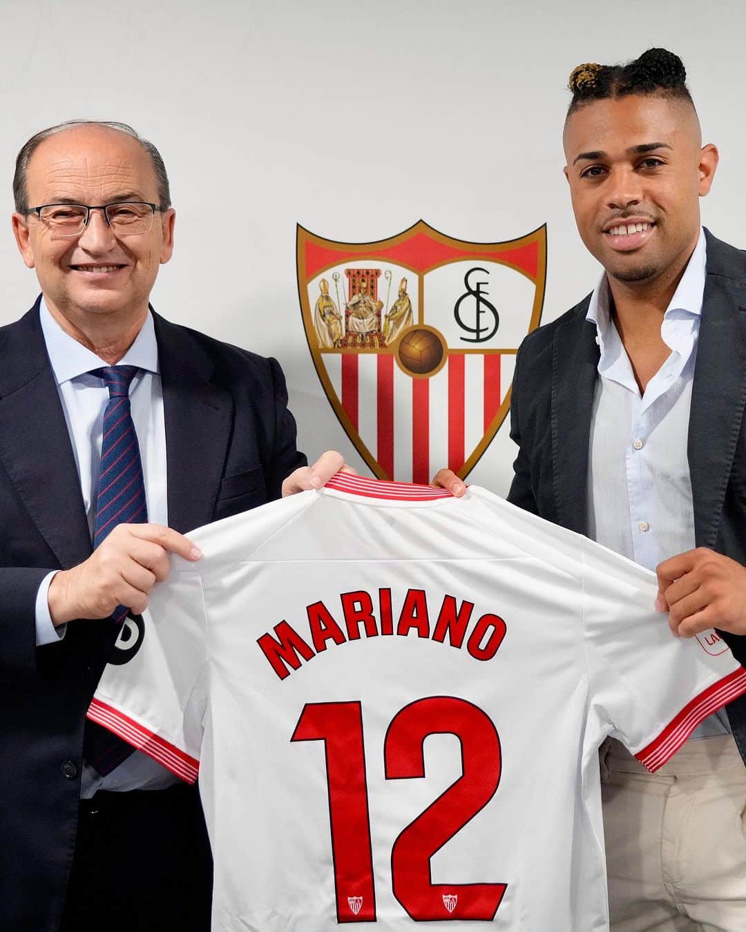 セビージャFCのインスタグラム：「Mariano Díaz y Soumaré, 𝗣𝗥𝗘𝗦𝗘𝗡𝗧𝗔𝗗𝗢𝗦 🤝📸  1️⃣2️⃣ & 2️⃣4️⃣  #WeareSevilla #NuncaTeRindas」