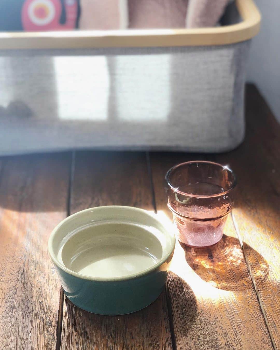 岡本あずさのインスタグラム：「娘の離乳食が始まってから2ヶ月が経ちました！ヘビロテしている食器をご紹介☺️ aeruの器とグラス。「幼少期から日本の伝統に出逢える環境を」って素敵ですよね。器は本当にすくいやすくて👏子供が自分で食べるようになったら、こぼしにくそうな作り！グラスもサイズ感がちょうど良い🥺 プラスチックの器もとっても便利だけど、物を大事にしてくれるようになるといいなぁ☺️ #離乳食 #和食器」
