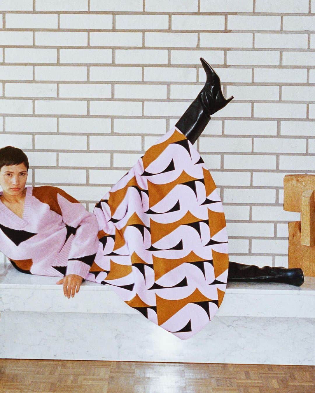 マリメッコのインスタグラム：「New in: Fall/Winter '23.  This season, we look to architecture to inspire harmonious prints with a mid-century modern flow, tailoring essentials with a twist, and geometric dresses with a sculptural sleeve here, an asymmetrical collar there.  Explore the new collection at marimekko.com, or tap the link in our bio. #marimekko #FW23」