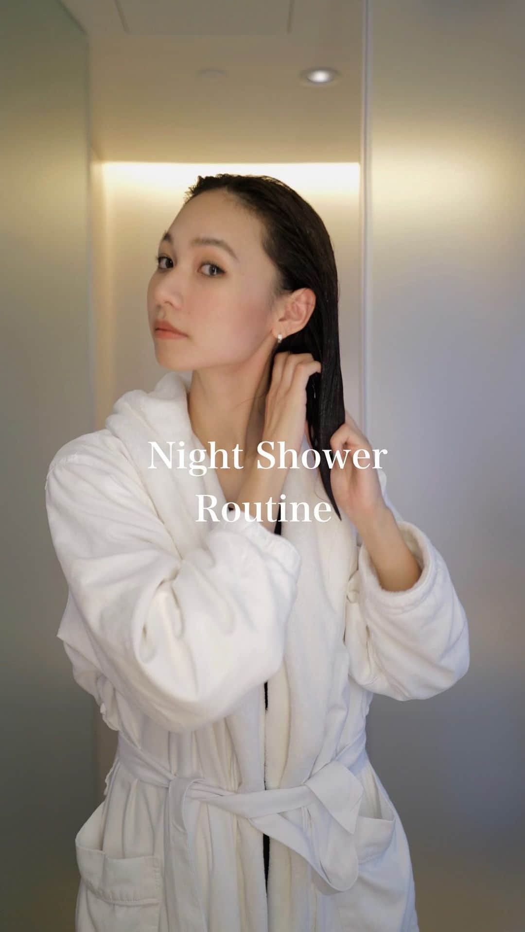 seikaのインスタグラム：「Night Shower Routine🌖🛁  最近のナイトルーティン。  毎日サロン帰りの仕上がりでいたいので、 自宅で本格ケアを定期的にしているのでその様子をまとめました🎞️ GINZBAの3層補修トリートメントで3ステップで念入りに。 途中つけておく時間があるので、ゆっくりじっくり....  サロンへ行くのも良いけど、 お家で自分のペースでできるのが本当いいよね♡  さーらっさら✨  #GINZUBA #ギンズバ #髪質改善 #ヘアトリートメント #ヘアケア #ダメージ毛 #トリートメント #GINZUBA_pr」