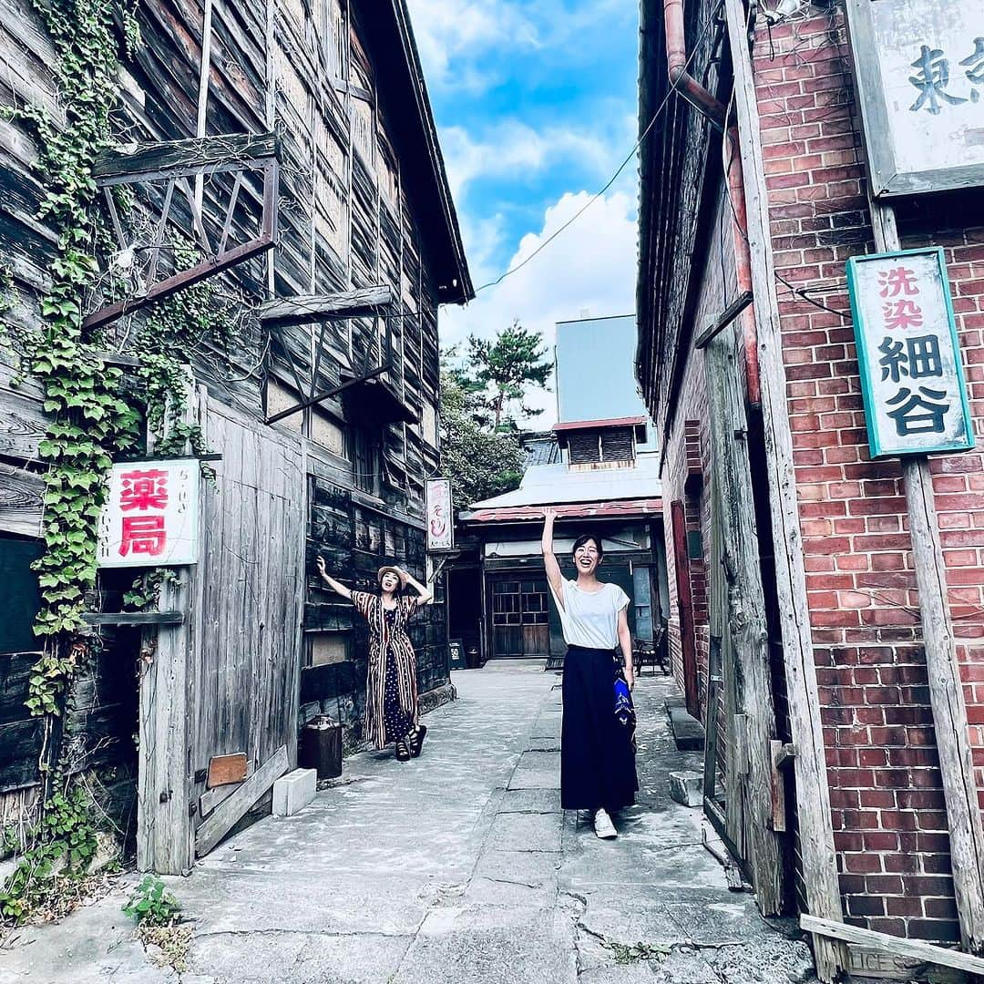 江藤あやさんのインスタグラム写真 - (江藤あやInstagram)「深谷シネマにて。  映画の1シーンになりそうなロケーション。  photo by 美名子  #深谷シネマ #澤真希 #ヘアメイク美名子 #江藤あや #昭和写真 #女優 #actress」9月5日 21時23分 - ayayakko19