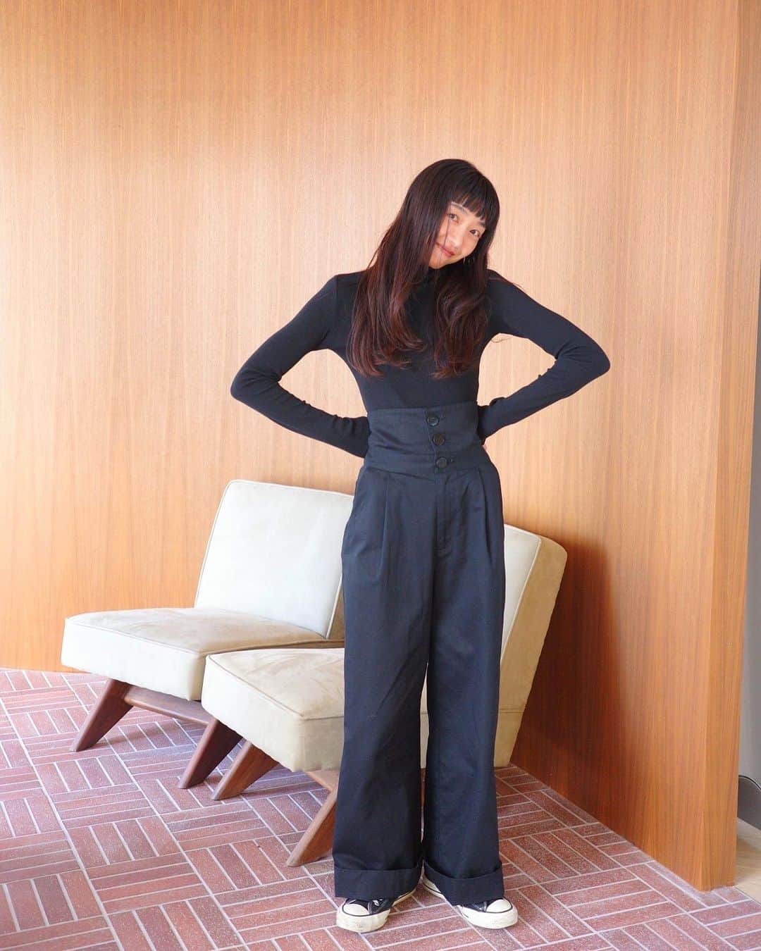 ungrid_yurieさんのインスタグラム写真 - (ungrid_yurieInstagram)「@_namikanemoto_ コラボ🖤 明るいカラーはもちろん好きだけど ブラックもしっかり好き🐦‍⬛🖤 だけどモードにするのではなくカジュアルに。 が自分らしい着方です✌🏽  #searoomlynn#カジュアル服」9月5日 21時33分 - chiku_y34