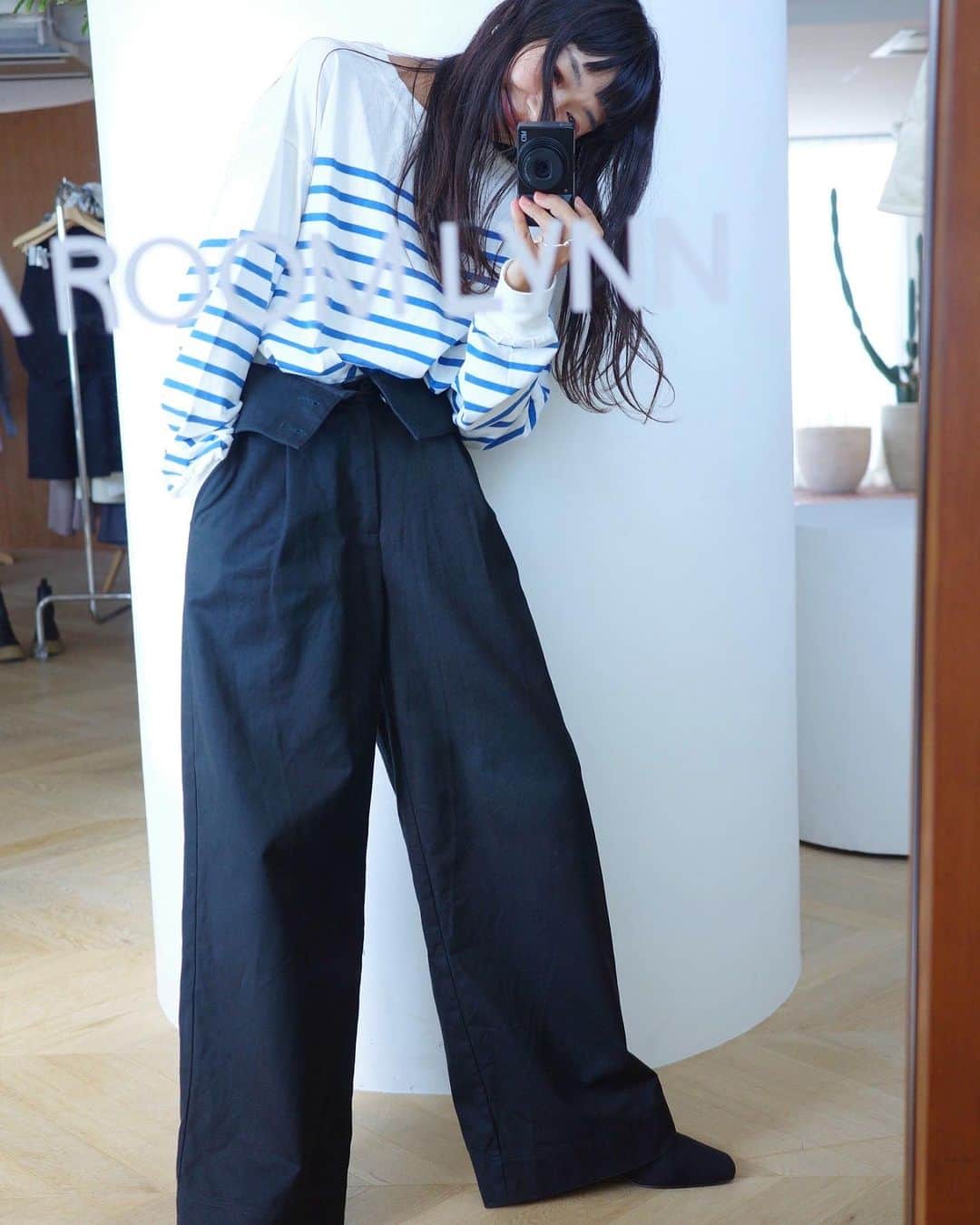 ungrid_yurieさんのインスタグラム写真 - (ungrid_yurieInstagram)「@_namikanemoto_ コラボ🖤 明るいカラーはもちろん好きだけど ブラックもしっかり好き🐦‍⬛🖤 だけどモードにするのではなくカジュアルに。 が自分らしい着方です✌🏽  #searoomlynn#カジュアル服」9月5日 21時33分 - chiku_y34