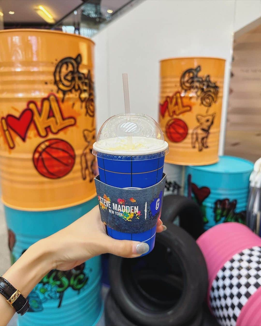 秋山衣梨佳さんのインスタグラム写真 - (秋山衣梨佳Instagram)「☕️🍰🍊 　 　 かわいい空間でチーズケーキラテ🤤☕️🧀 上下#mivialoca でオレンジコーデでした🍊 　 Saya pergi ke acara Steve Madden New York. Saya menerima GIGICOFFEE's cheesecake latte sebagai hadiah☕️Memang sedap🤤🤍 @pavilionkualalumpur (- 10th Sep)  　 #MADDENSTATION#SteveMaddenNewYork#GIGICOFFEE #KL#KualaLumpur#Malaysia#KLevent#ちゃりふぁっしょん」9月5日 21時33分 - akiyamaerika