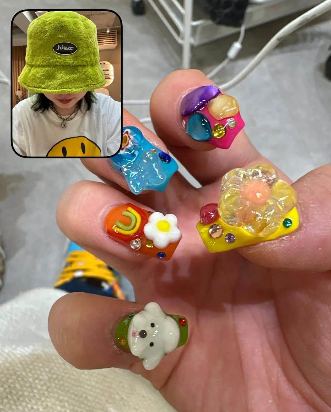 那須川梨々さんのインスタグラム写真 - (那須川梨々Instagram)「☺︎  🩷New nail🩷  今回も激カワネイルにしてもろた🌈 いつもありがとうございます🥹 @chizuru___enoi   全指可愛すぎてずーっと眺めれる♥️ 小指に白髪のおじヤマ🐶💕  みんなはどの指が好き〜？🫶🏻  #nail #nails #ネイル #ネイルデザイン #ジェルネイル #new #スクエア #スクエアネイル #ちぐはぐネイル #ちぐはぐ #チグハグネイル #カラフル #カラフルネイル #ガチャガチャ #キラキラネイル #キラキラ #green #ゴテゴテ #ゴテゴテネイル」9月5日 21時26分 - riri_0710