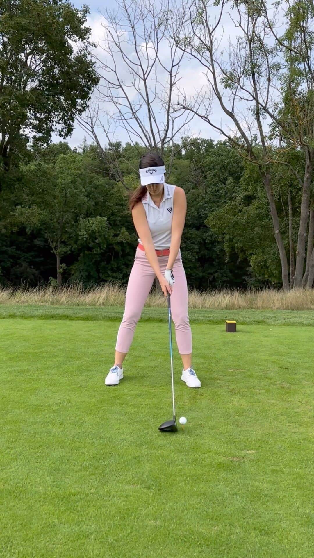 サンドラ・ガルのインスタグラム：「Slowly making progress 🙌🏻…this was a couple of days ago before a stomach flu knocked me out.   Grateful I get to make these swings even though I can’t do many yet. Until I can play a tournament again, I’ll be posting more of my little tips…🤩  …so here’s one for the driver: grip it looser if you’d like to drive it further. Sounds so simple but it’s so true. Try it. ☺️」