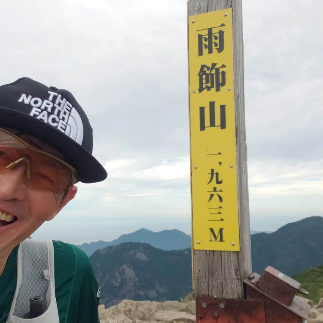 鏑木毅さんのインスタグラム写真 - (鏑木毅Instagram)「どうしても 踏みたかった 山頂へ。 長野と新潟の県境にある 雨飾山です。 この山は 日本百名山の 著者である 深田久弥さんが とりわけ 愛した山で 以前から気になる存在でした。 近くに 北アルプスがあるため どうしても そちらに目移りしてしまい 長く訪れることができませんでした。 スタートが夕方に近かったので 夜間行動 を覚悟していましたが日のあるうちに戻ることができました。 登山者にはほとんど会うことなくこの名山を独り占めしてるような贅沢な時間でした。そして 締めは小谷温泉の外湯。 源泉かけ流しの良質な泉質で 疲れが癒されます。 ※ 雨飾山の登山道は三点支持が必要な岩場が結構あり、 山経験が少ない方は山慣れた方と同伴された方が良いかな と思いました。 #トレイルランニング #thenorthfacejapan #tnfjp #thenorthfaceathlete #essサングラス #gontex #アスタビータスポーツ #雨飾山 #日本百名山」9月5日 21時27分 - tsuyoshikaburaki