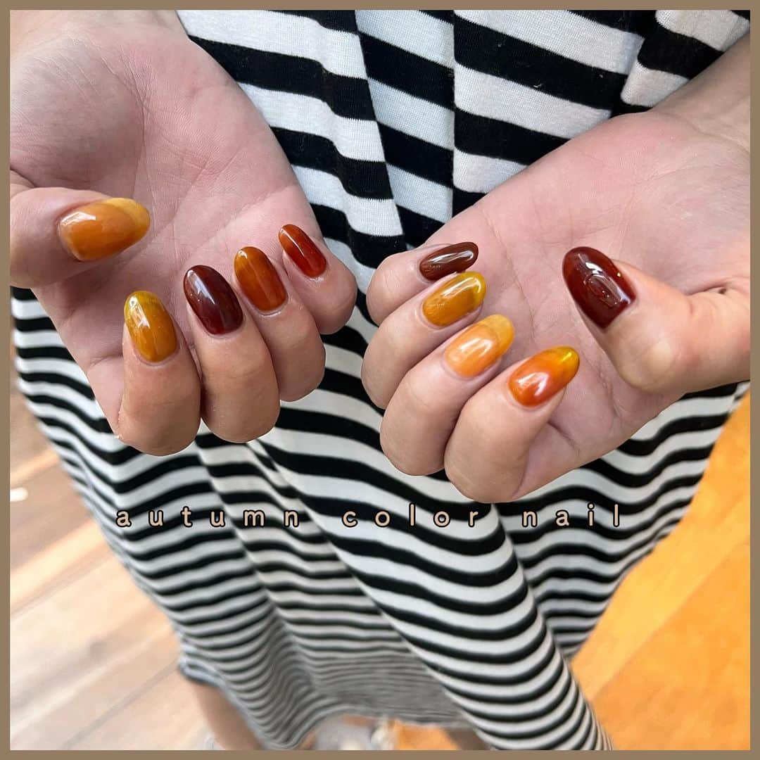 渡邊りつさんのインスタグラム写真 - (渡邊りつInstagram)「🆕🍂 autumn color nail  先日どんなのにするか完全無計画で行ったねいる。6種類ほどあった透け感ブラウンが可愛いと話していたところ、ariさんがバラバラに使う？と提案してくださり、最強に可愛い秋ねいるが完成( ◜௰◝ )🫶  やはりariさん天才🤍🪽 ⏩　@anne__ari  それにしてもbeforeが面白すぎる。 #よく持ったなぁ という事で、初の長めねいる❤︎  どんだけ今が辛くても少しの変化で幸せになれるんだなぁ。もう少しだけ頑張ろう。  #秋ネイル　#autumnnail」9月5日 21時28分 - w.rw.r