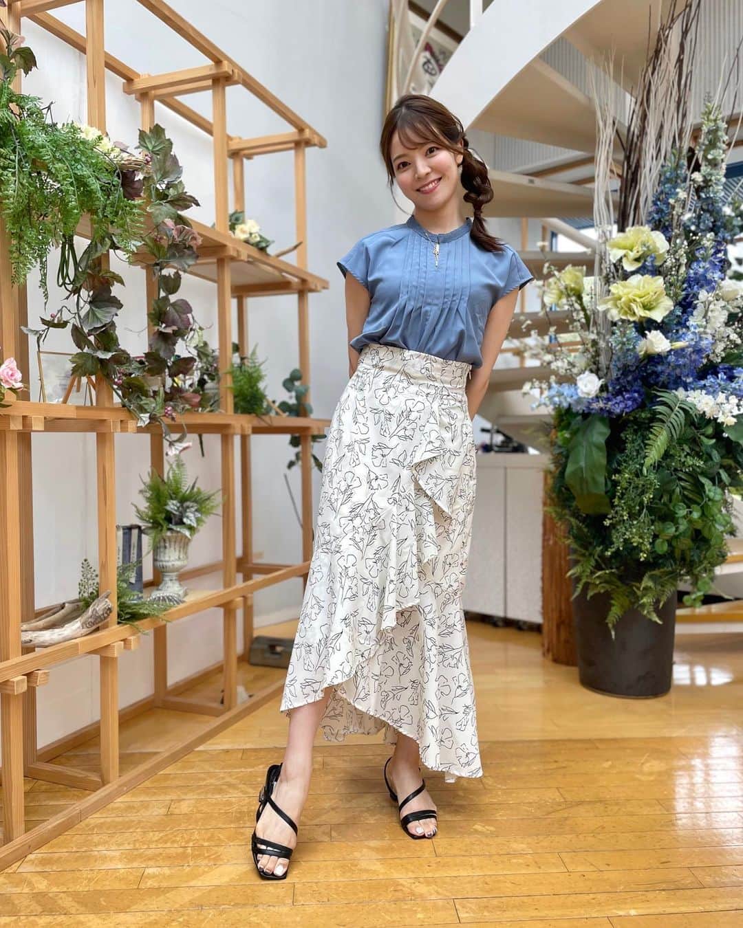 のインスタグラム：「💙 9月に入って くすみカラーの衣装が増えた気が🍂  ちなみに私が小学生時代読んだ本は… わかったさん、こまったさんシリーズです👩🏻‍🍳 本の影響を受けて料理に興味が湧きました🤩  #くすみカラーコーデ#サイド編みおろし#三宅イラスト#小学生時代読んだ本#サタファン#サタデーファンキーズ#いわて#めんこいテレビ#三宅絹紗」