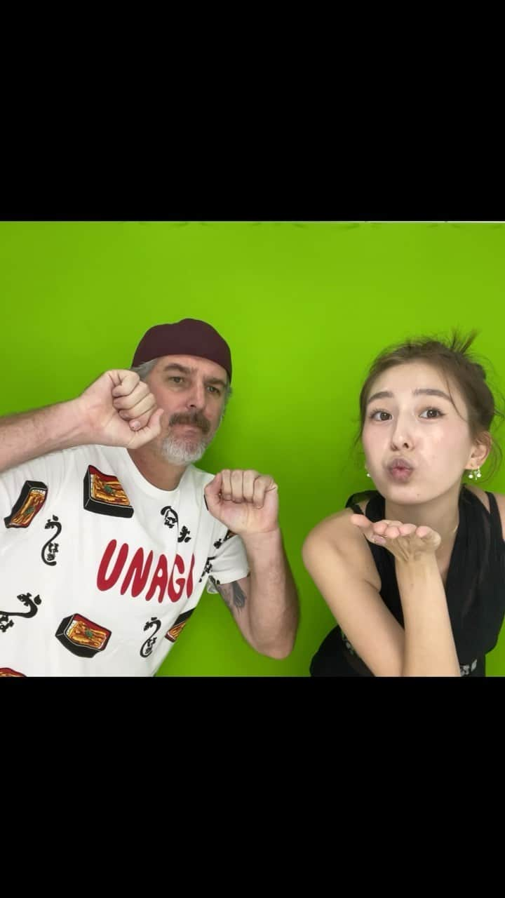 フェン・シャーニィーのインスタグラム：「Dad VS purikura   ダダと初めてプリクラ🧔‍♂️🫶🏻」