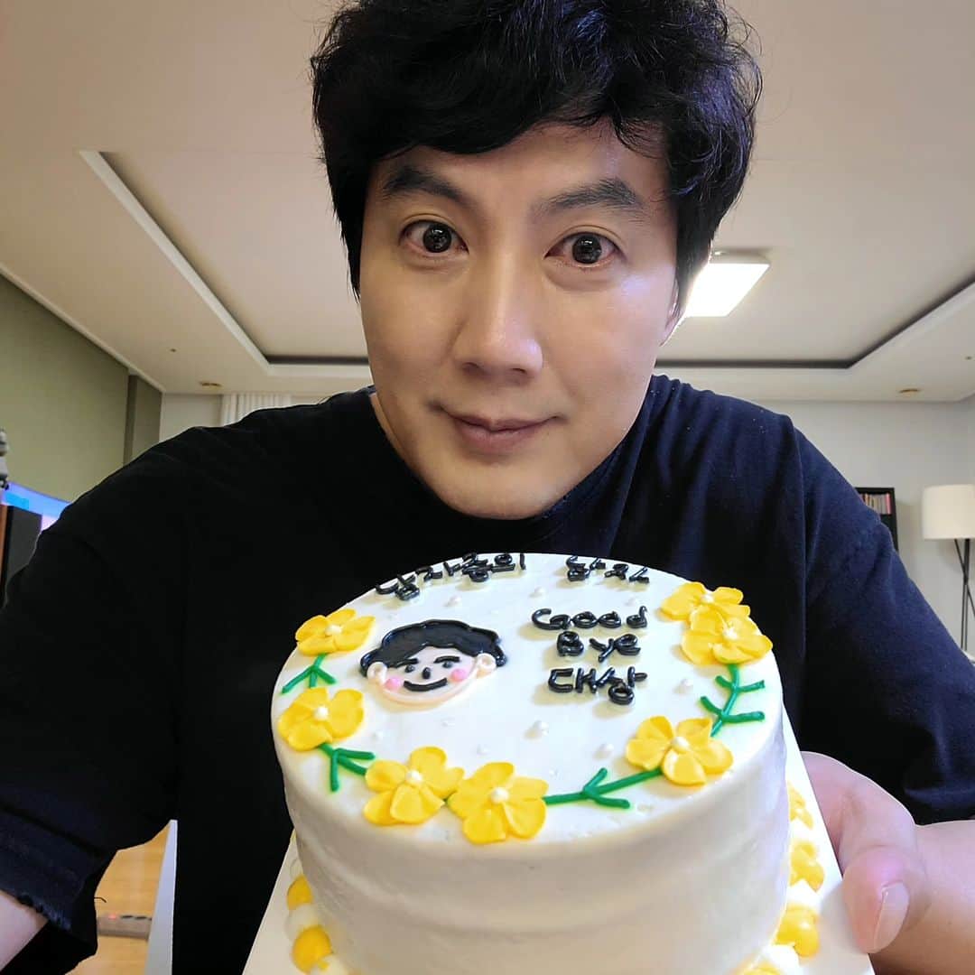 リュ・ジンのインスタグラム：「Good Bye 대상 ~~~~  드디어 마지막 촬영!! 오랜 시간 함께 고생한 별 메니저님의 깜짝케잌과 트렁크 데코.. 헐^^ 많이 놀람!! 그리고 연기천재^^ 수겸이의 직접 만든 팔찌와 손편지 ㅡㅡ;;  서연아 삼촌 오늘 이거 차고 촬영했닼ㅋㅋ  촬영기간만 거의 7200시간^^ 긴 시간이 짧게 지나갔네요~ 모두 종방연에서 봐요!  #진짜가나타났다 #강대상 #류진 #정서연 #오수겸 #막촬」